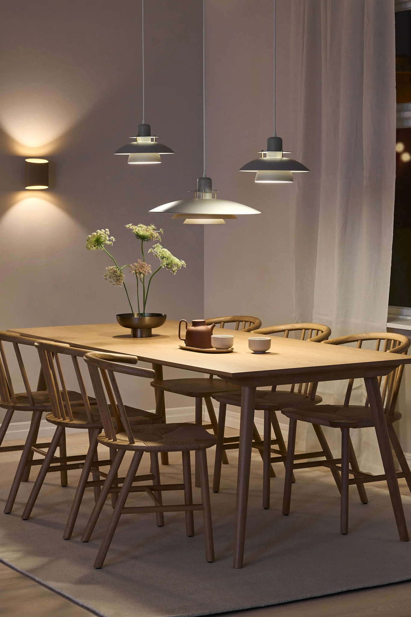 Illuminez votre salle à manger avec différents types d'idées d'éclairage de salle à manger comme le plafonnier Picasso et l'applique Sinne. 