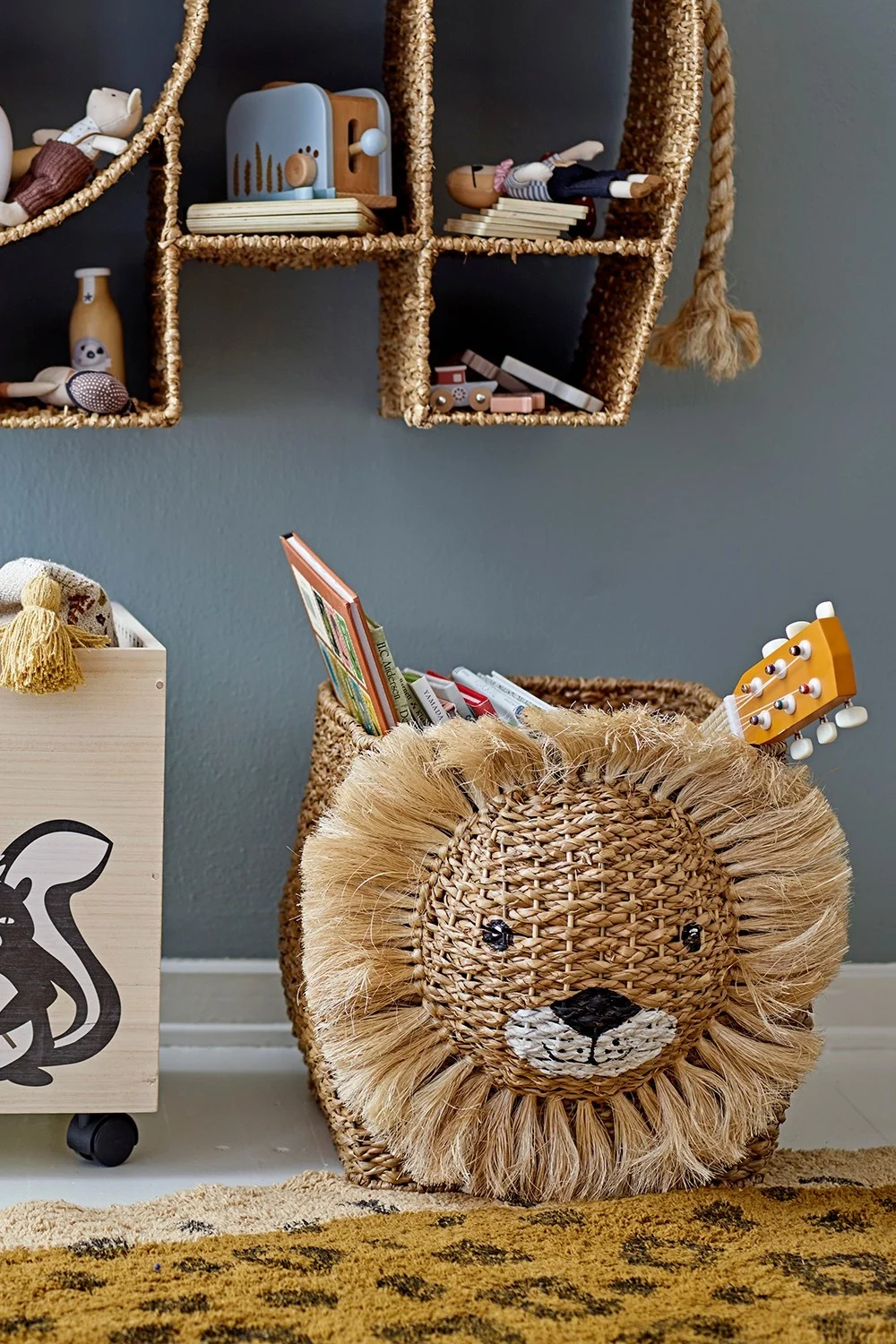 Le panier mural Gerti s'accroche facilement au mur et ne gêne donc pas, tout en assurant l'ordre, ce qui en fait une excellente idée de cadeau pour la baby shower.