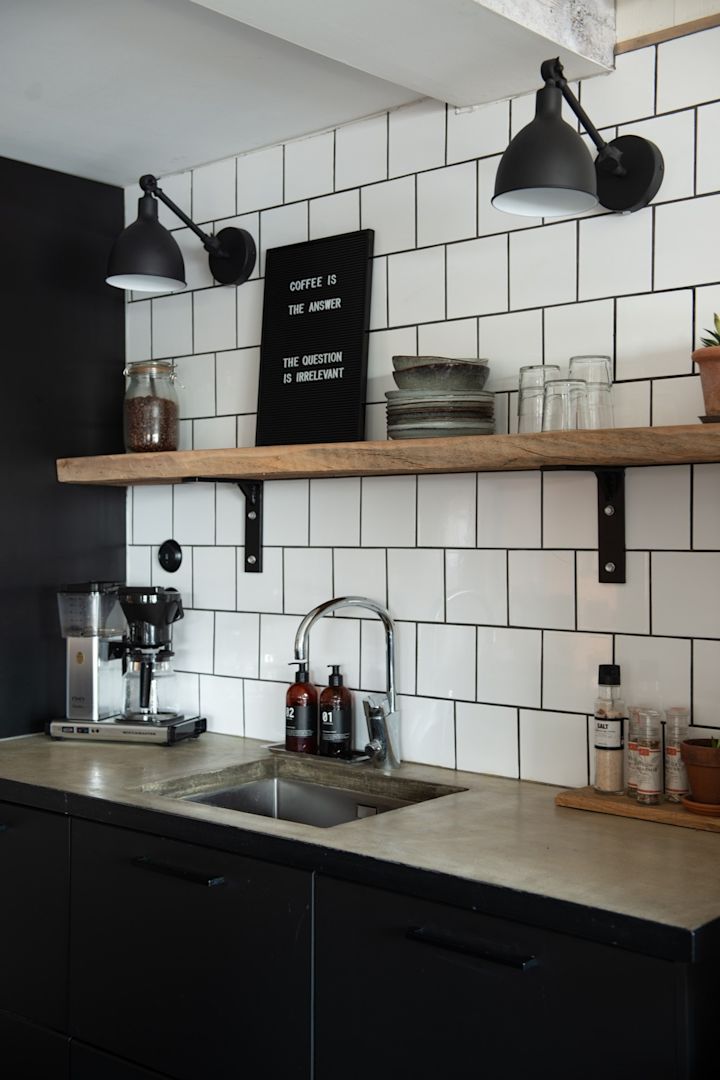 Boho et autres styles d'aménagement : ici, vous voyez la cuisine à l'aménagement industriel de @beerbuiltthis, qui se caractérise par son minimalisme et ses éléments noirs.