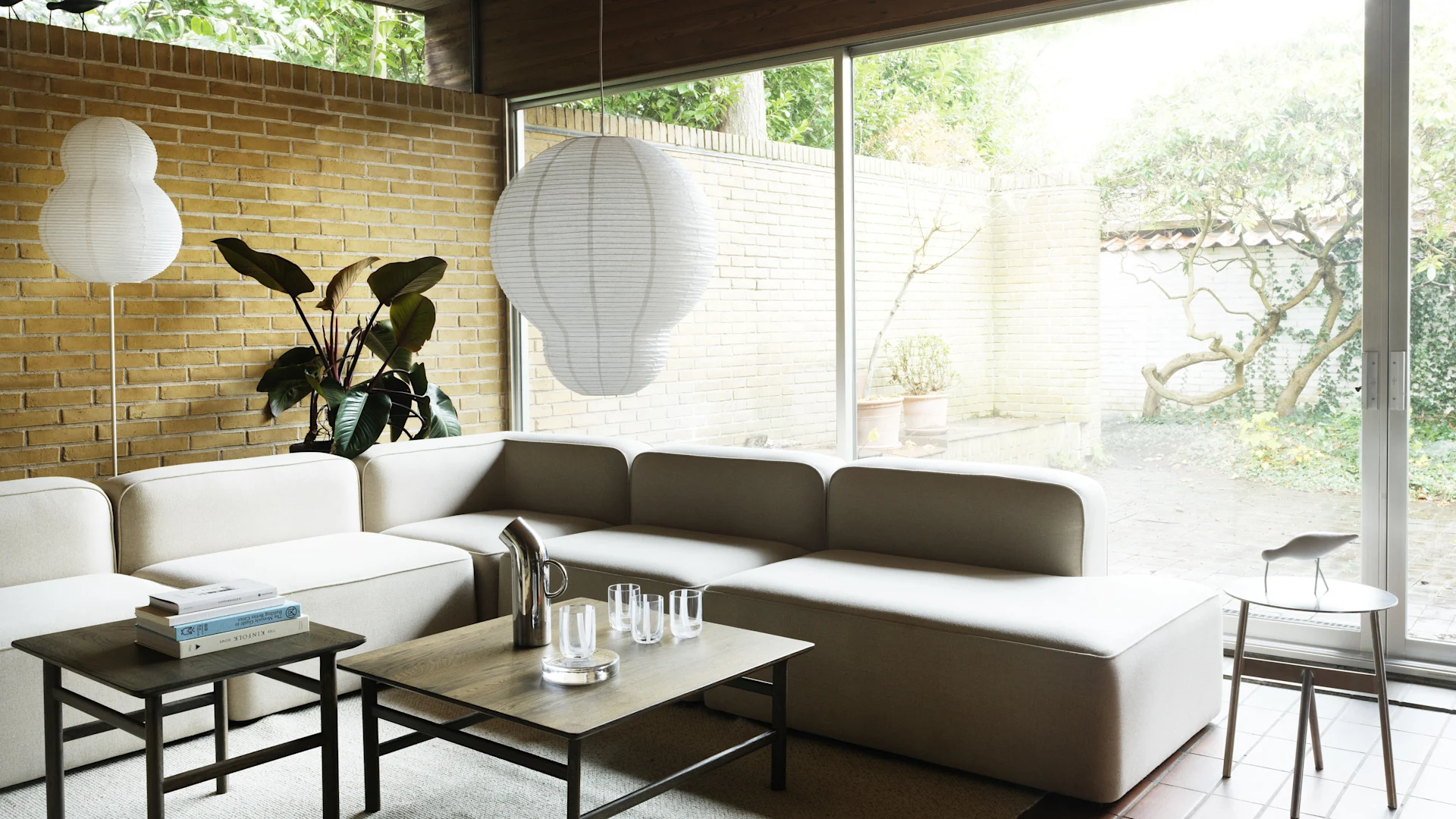 Trouvez le plafonnier idéal pour votre salon : découvrez ici le plafonnier Stringray Chandelier de 101 Copenhagen, disponible en plusieurs tailles et réglable, dans la couleur bronze.