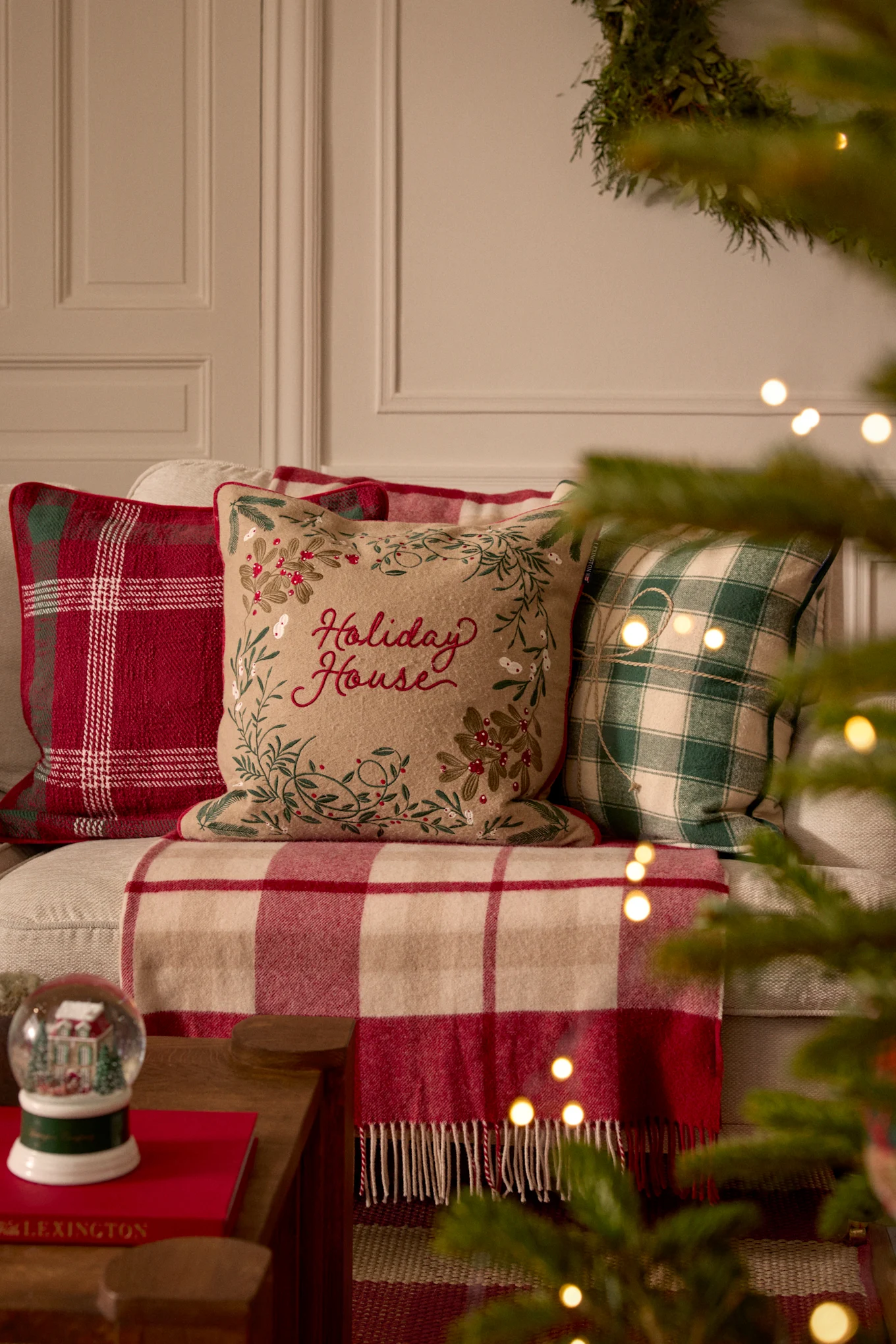 Les coussins de Noël font partie intégrante de la décoration de Noël scandinave. Ici, plusieurs coussins ornés de motifs de Noël de Lexington sont disposés sur un rebord de fenêtre.