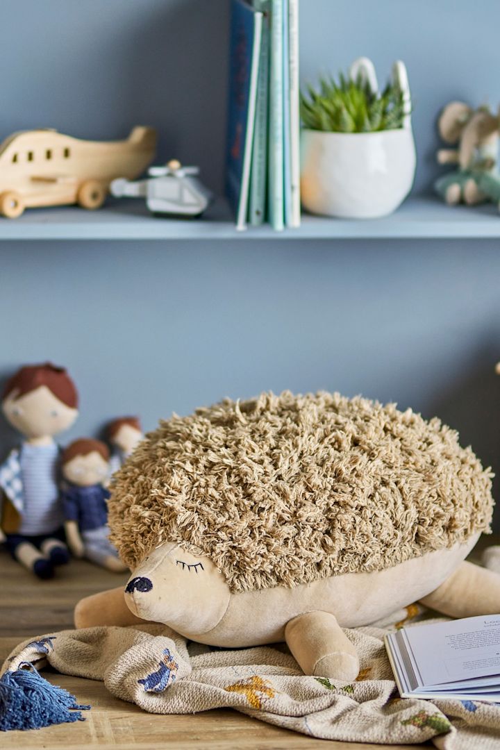 Rubert est un doudou en forme de mouton de Bloomingville et mesure 33 centimètres, ce qui en fait un cadeau particulièrement douillet pour la baby shower.