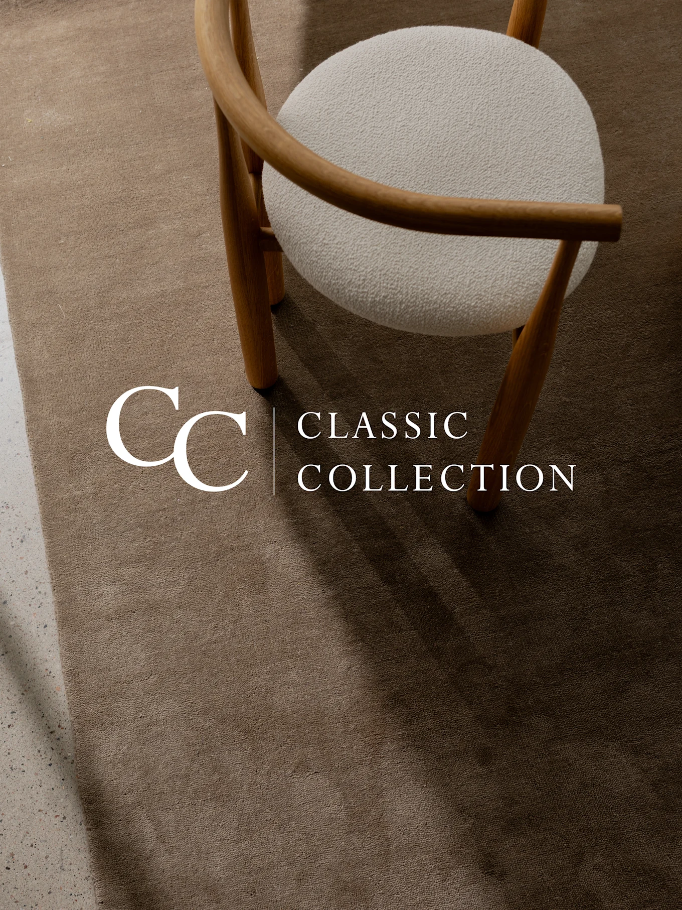 Tapis texturé marron clair avec une chaise en bois et un siège blanc duveteux. Texte : 'CC Classic Collection'.