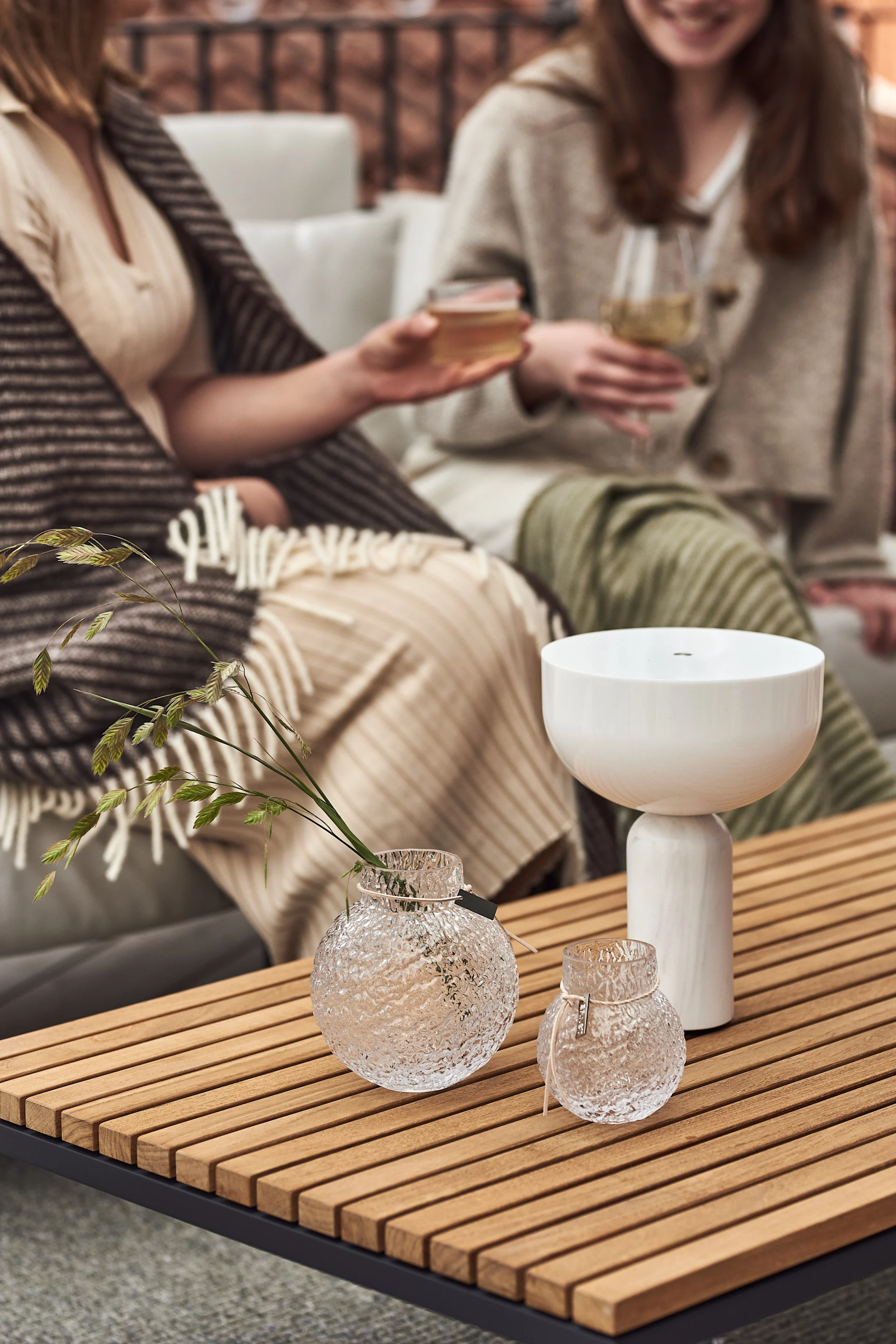 Décorez votre balcon avec de jolis porte-bougies qui peuvent également être utilisés comme vases, comme ceux d'Ernst. 