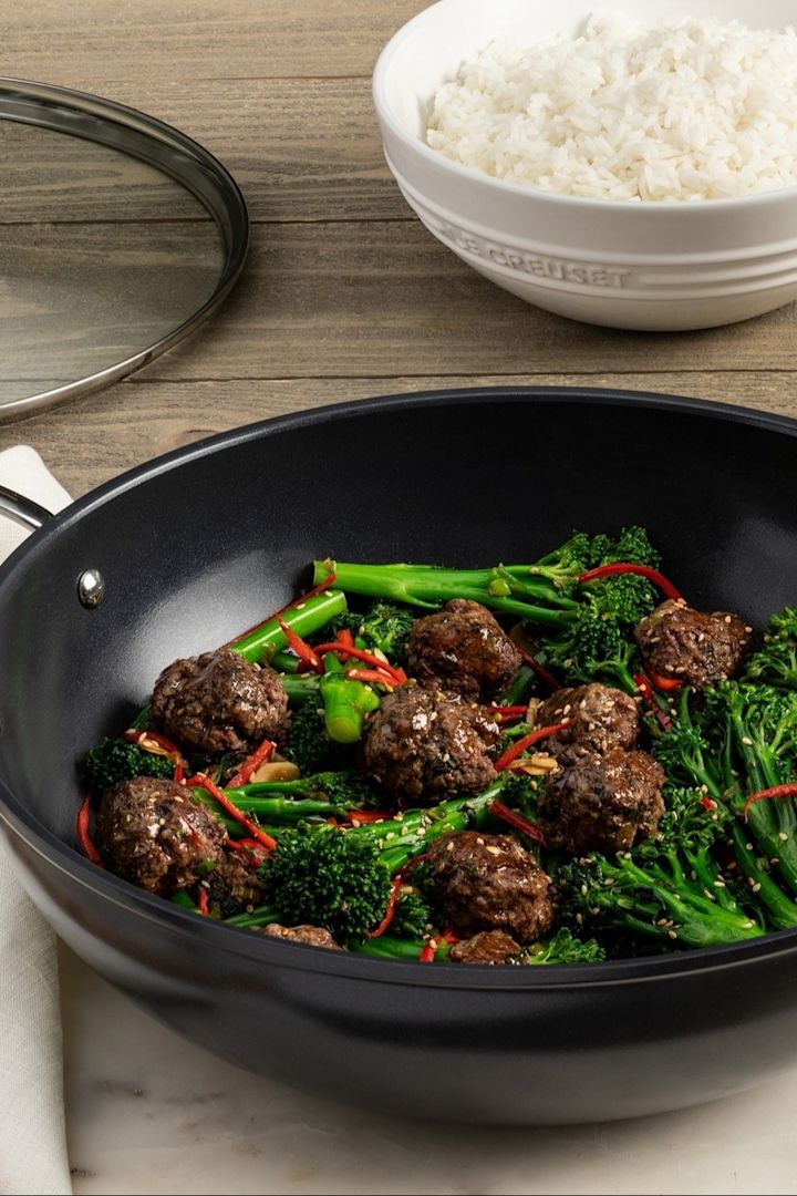 Un plat asiatique est préparé dans le wok du Creuset.