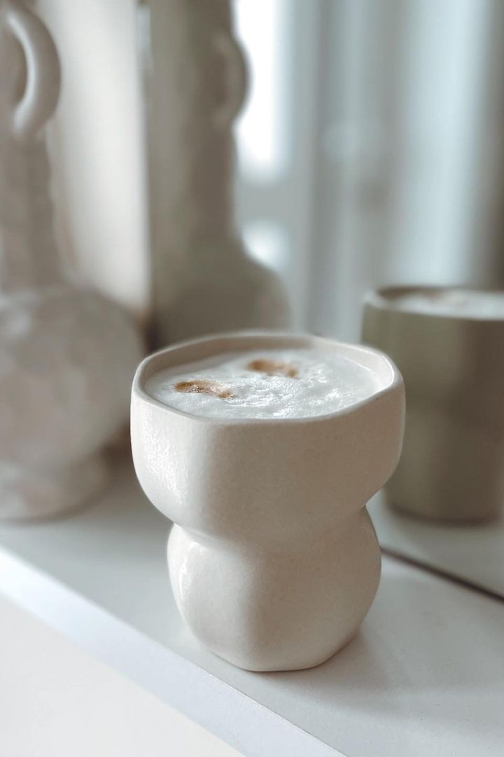 Mugs à café : Le mug Limfjord de Broste Copenhagen en beige est parfait pour un cappuccino ou presque tous les autres types de café.