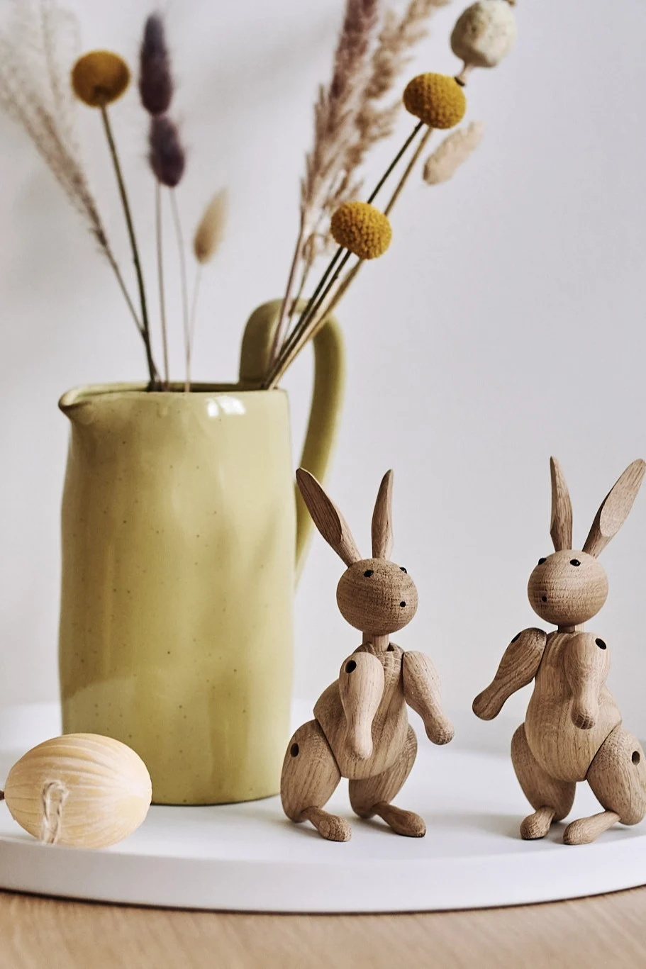 Décorations de Pâques élégantes - La figurine de lapin en bois de Kay Bojesen est une belle astuce qui permettra de créer une belle scène de Pâques sur le panneau latéral.