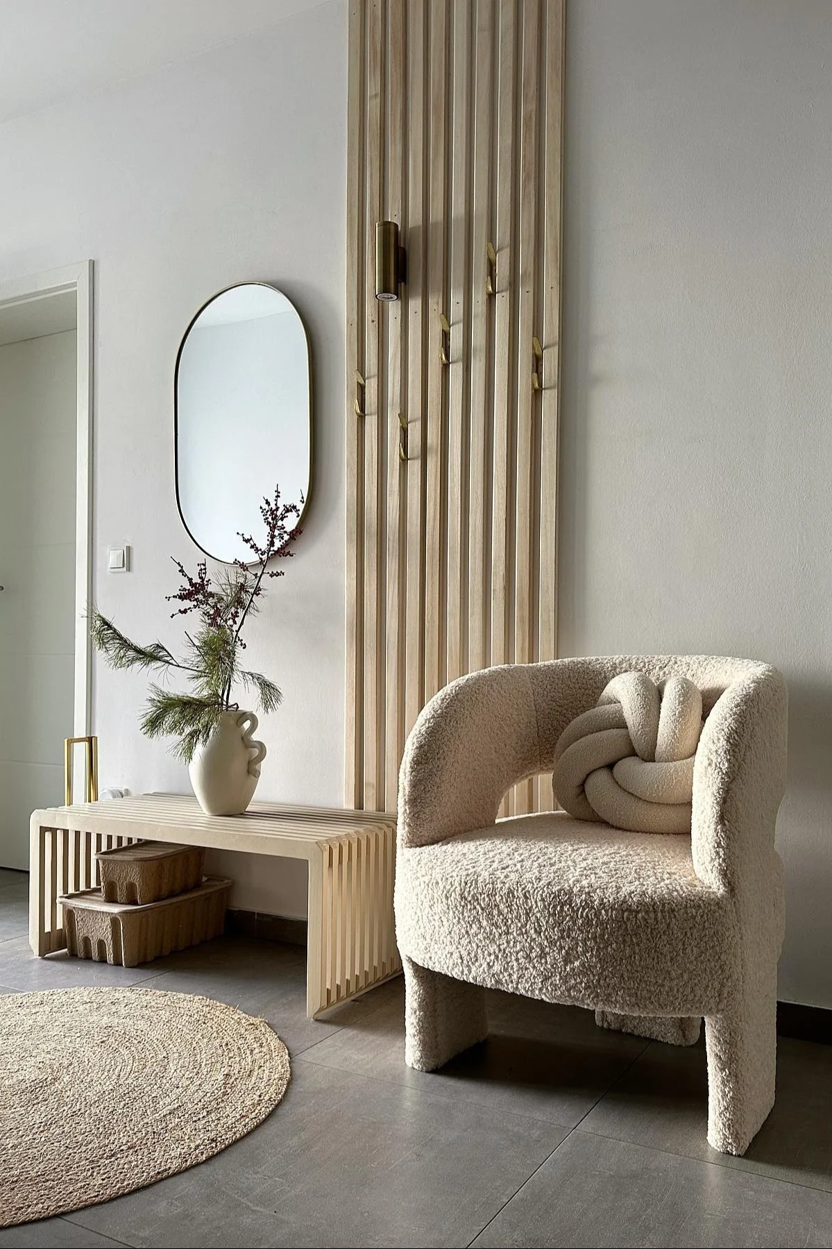 Boho et autres styles d'aménagement : ici, vous voyez le couloir aménagé dans le style Japandi de l'utilisatrice d'Instagram @farashome.