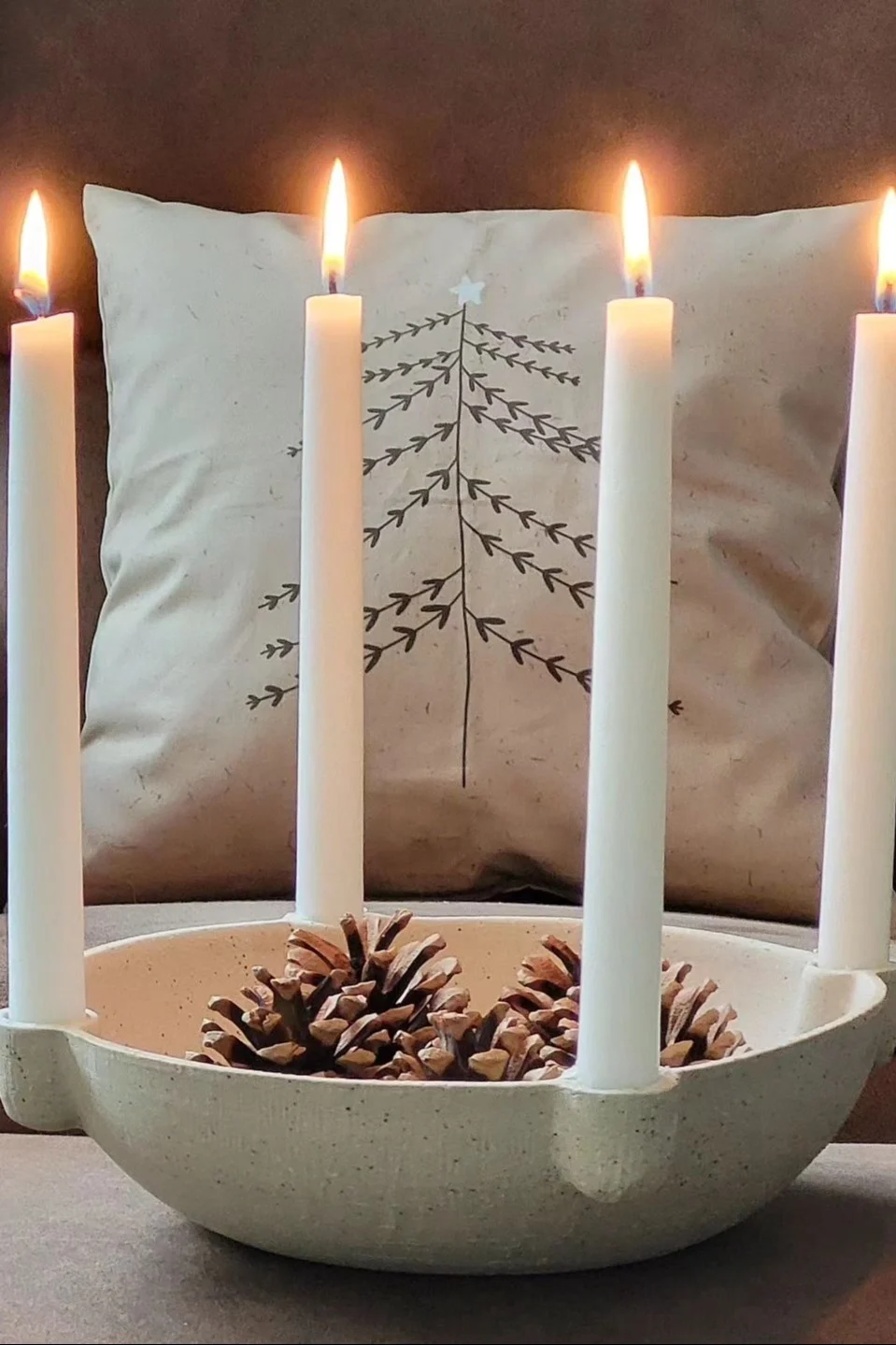 Bougeoir de l'Avent Bowl décoré de pommes de pin, par Ferm Living.
