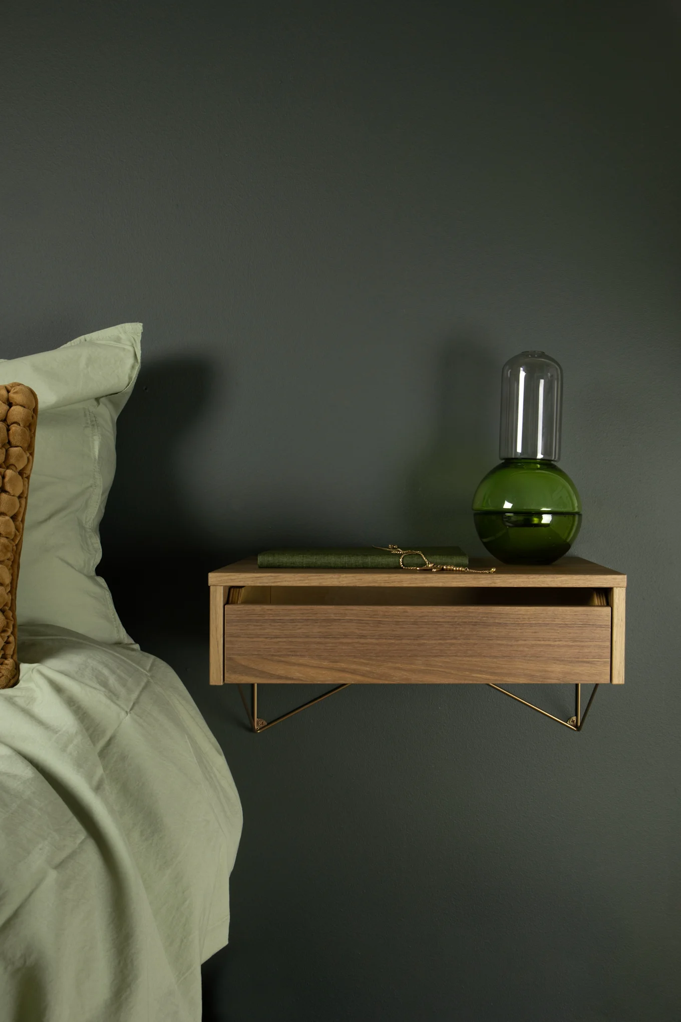 Avec la série de tiroirs et de consoles Pythagore de Maze, vous pouvez facilement organiser votre intérieur et créer une chambre à coucher ordonnée.