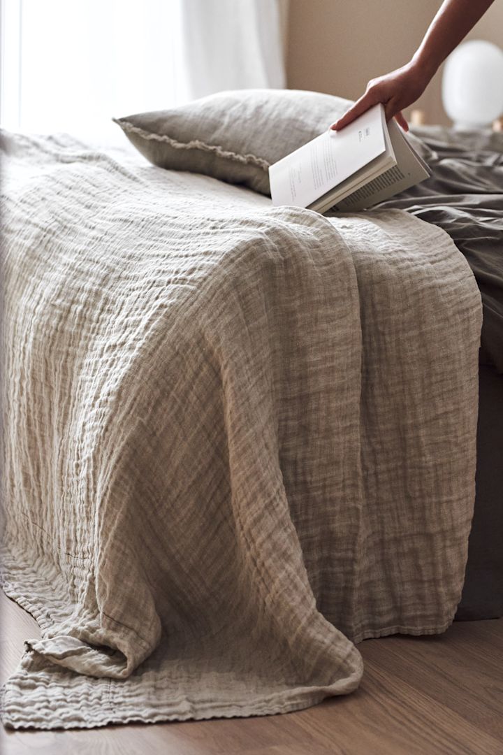 Décorez votre chambre selon les principes du Feng Shui avec le couvre-lit Hannelin de Himla, disponible en beige et blanc, pour créer une ambiance harmonieuse et chaleureuse.