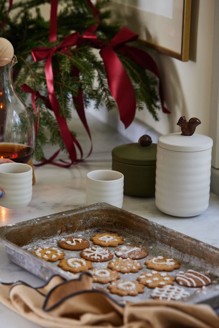 Préparez des biscuits pour vous mettre dans l'ambiance de Noël et conservez les ingrédients pour la pâtisserie dans les boîtes à écureuil Ellen de Sagaform.