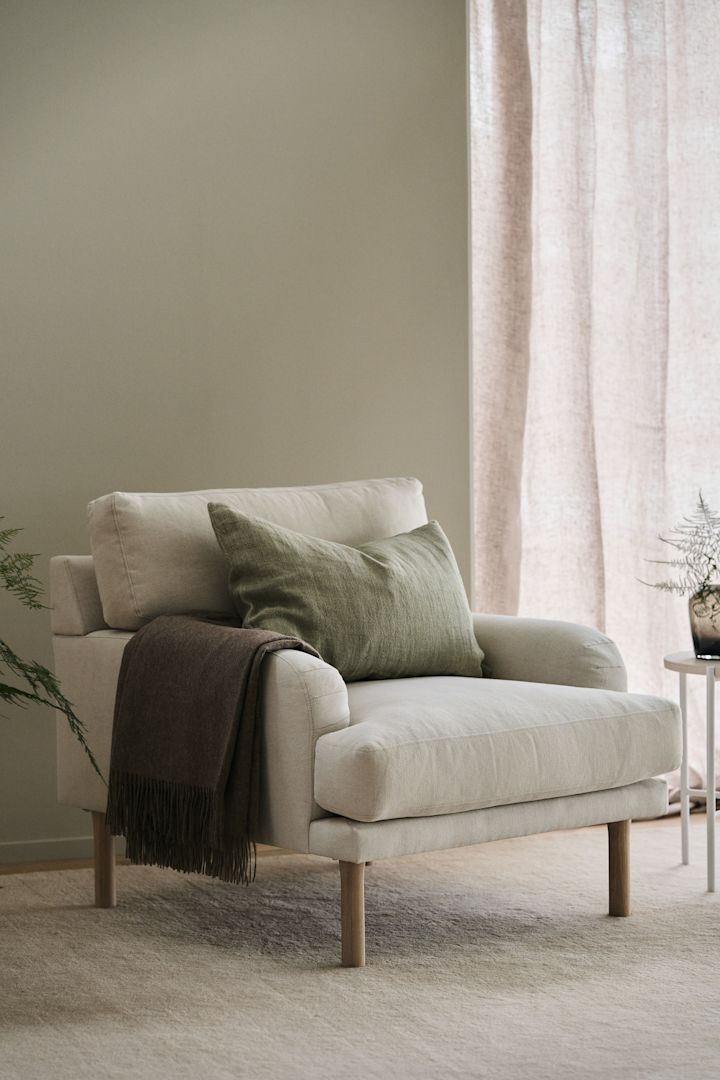 Grand et confortable est l'une des tendances de la décoration d'intérieur de l'automne 2025. Ici, vous pouvez voir le fauteuil beige Lidnäs datant de 1898.