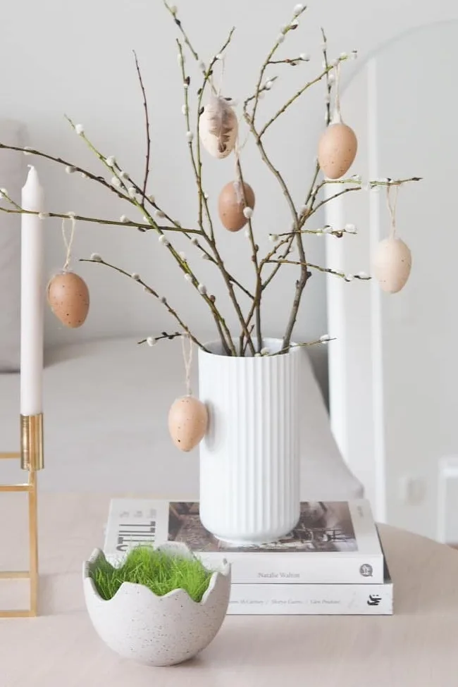Décoration de Pâques : Voici la décoration de Pâques du profil Instagram @arkeniestetiikkaa, qui se compose du bougeoir Kubus d'Audo Copenhagen, du bol Happy Easter et du vase Lyngby en blanc avec des branches printanières.