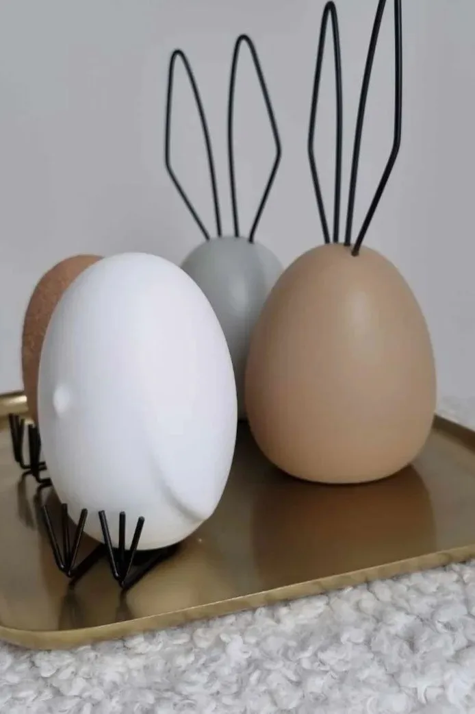 Décoration de Pâques : La décoration de Pâques Hare & Hang Around en deux couleurs différentes de DBKD sur un plateau dans la maison de @cztery katy i smak piaty.