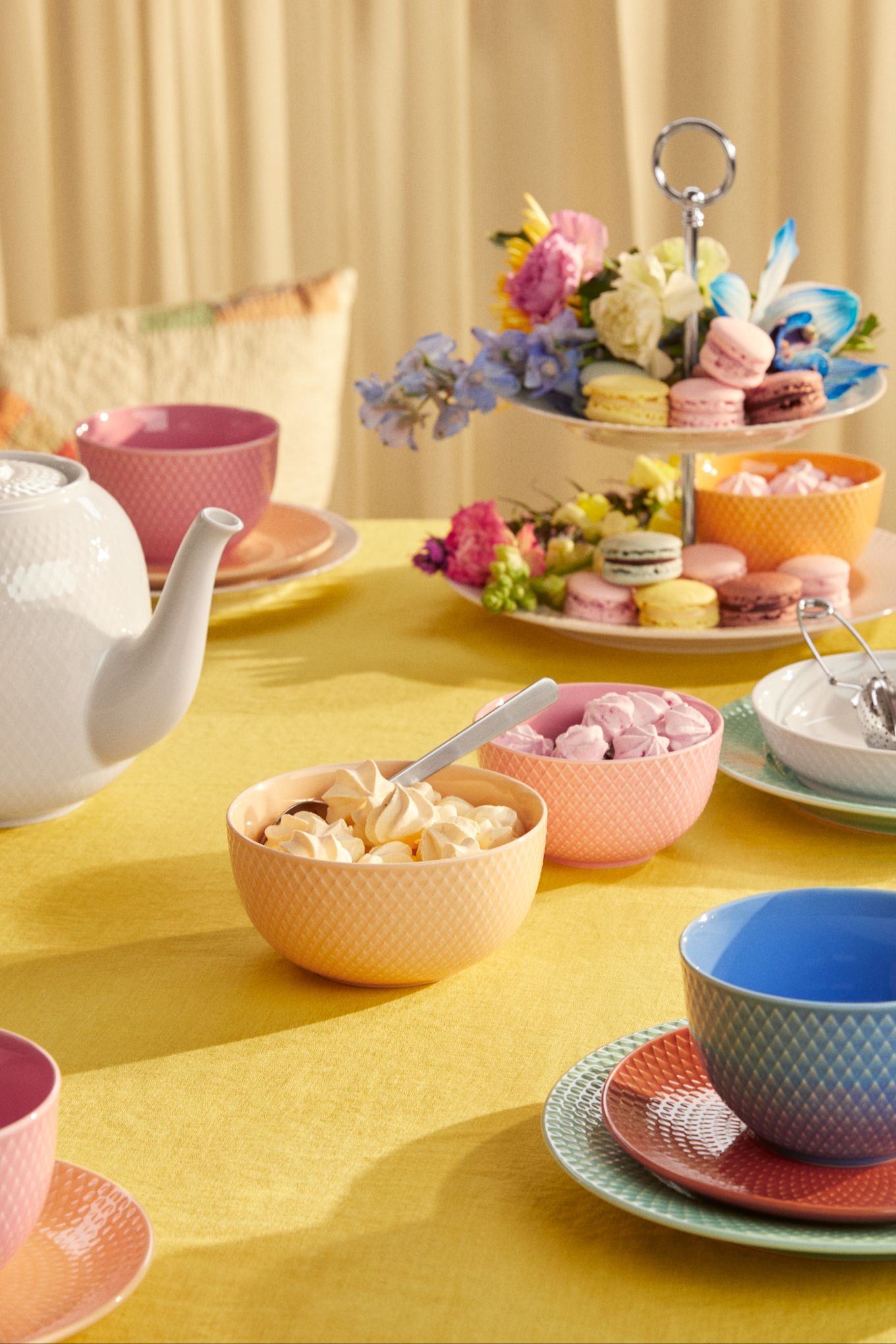 Une table colorée, parfaite pour Pâques, dressée avec la vaisselle de la collection Rhombe de Lyngby Porcelaen.