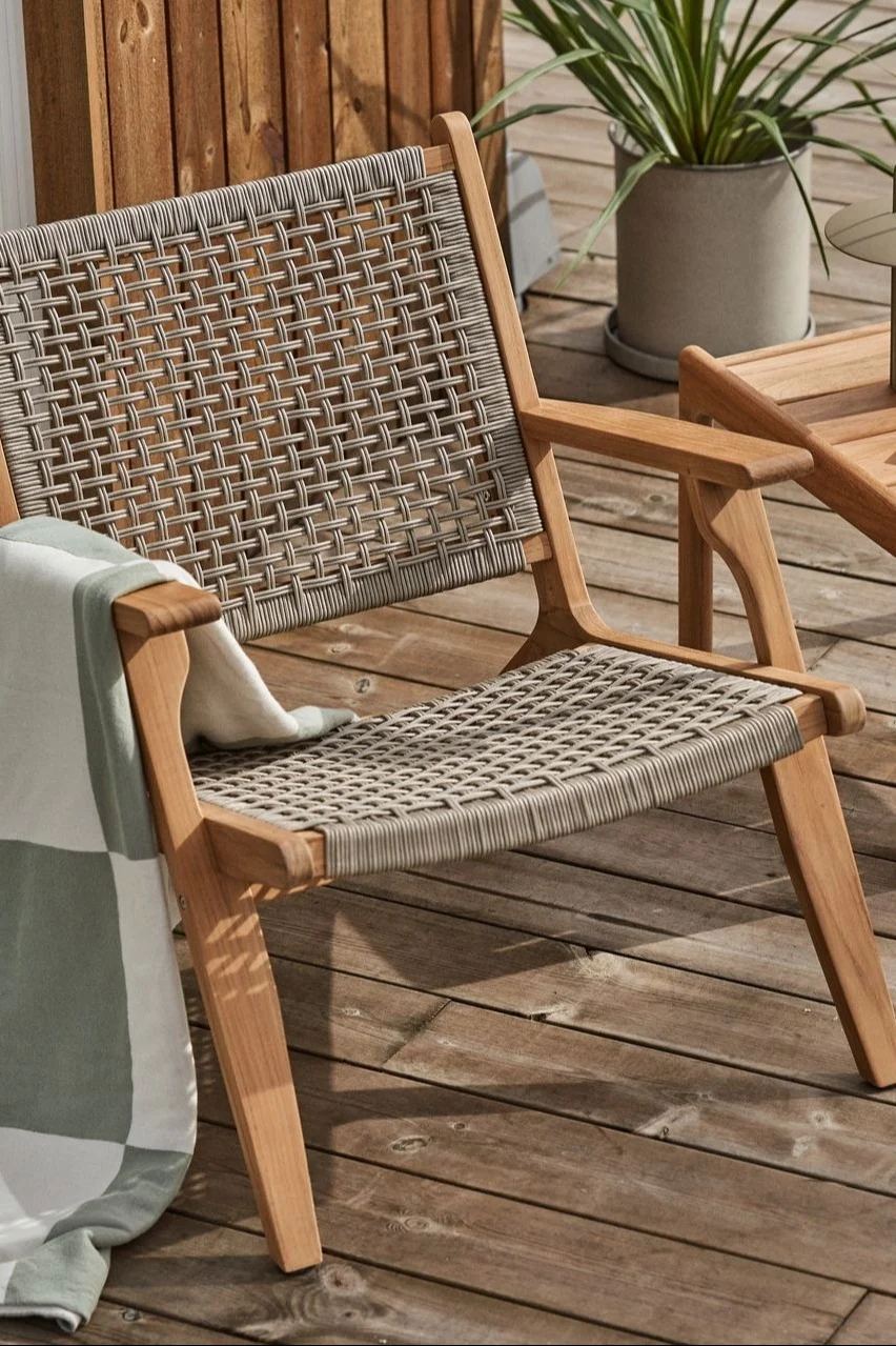 Avec son mélange de matériaux en teck et en polypropylène, le fauteuil Sandvik de 1898 fait définitivement partie des meubles de jardin tendance de 2025.