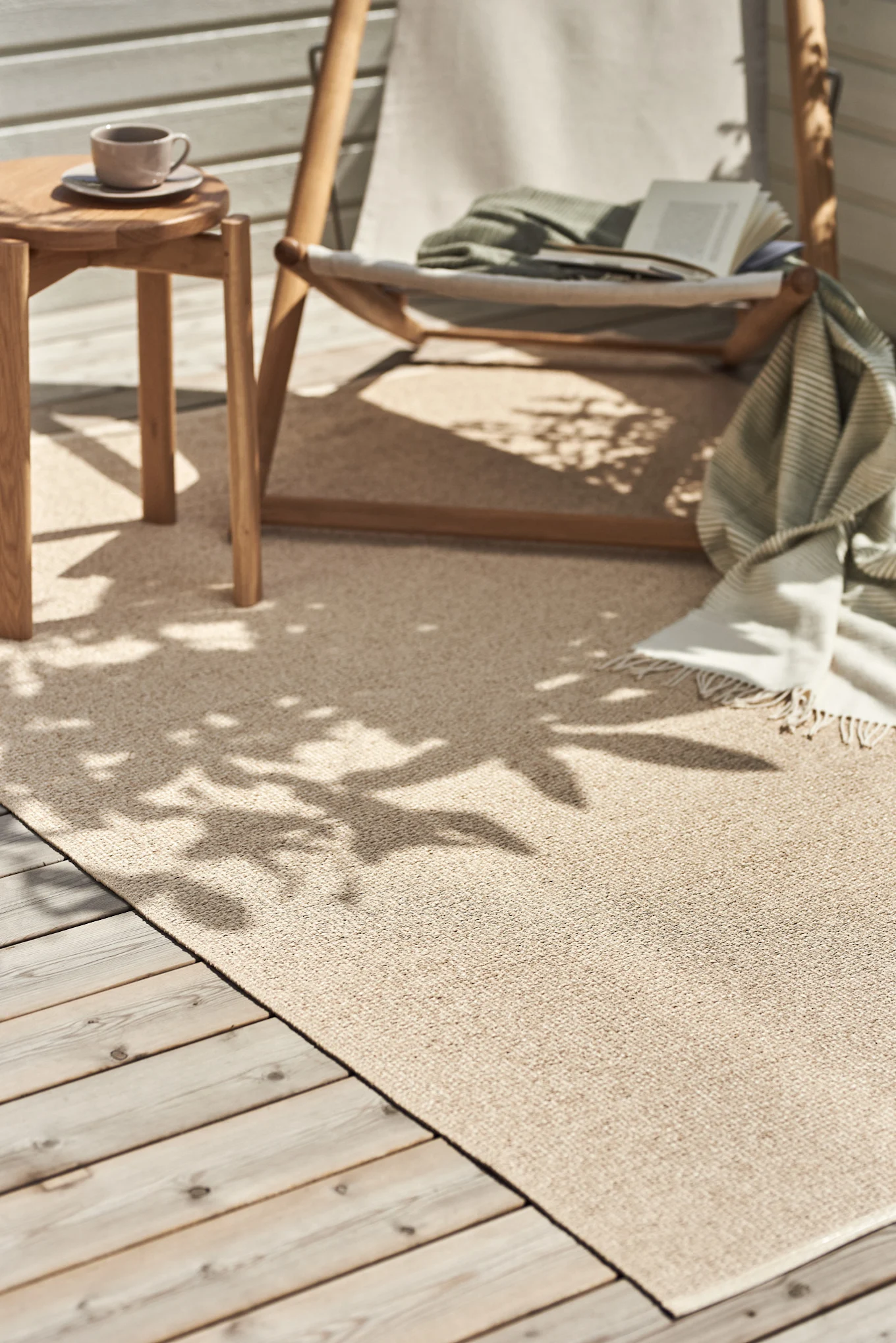 Tapis d'extérieur : le tapis synthétique beige Mellow de Scandi Living est le complément parfait pour votre terrasse, sur lequel vous pouvez vous installer confortablement avec une chaise longue.