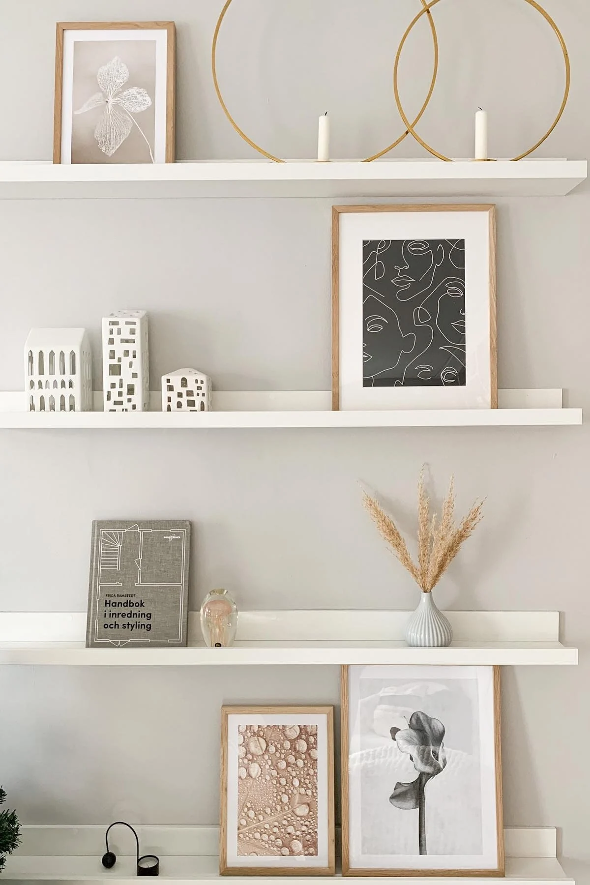 Boho et autres styles d'aménagement : gardez la décoration de votre étagère simple et claire, tout comme l'utilisatrice d'Instagram @avas.interior.