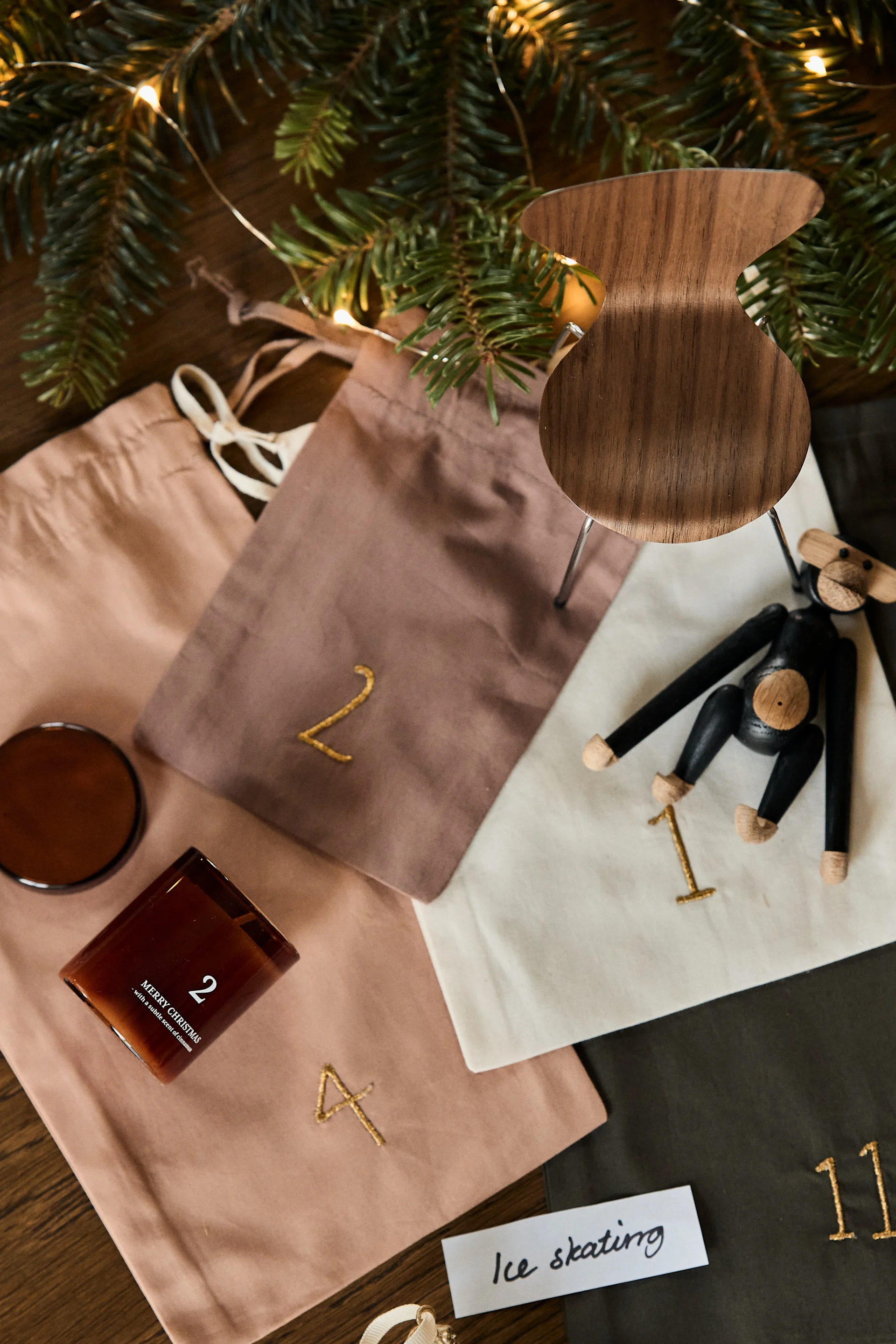 Utilisez le calendrier de Noël Christmas countdown de ferm LIVING et remplissez-le par exemple avec des classiques du design, comme le singe de Kay Bojesen, des bougies parfumées ou des pendentifs de Noël.