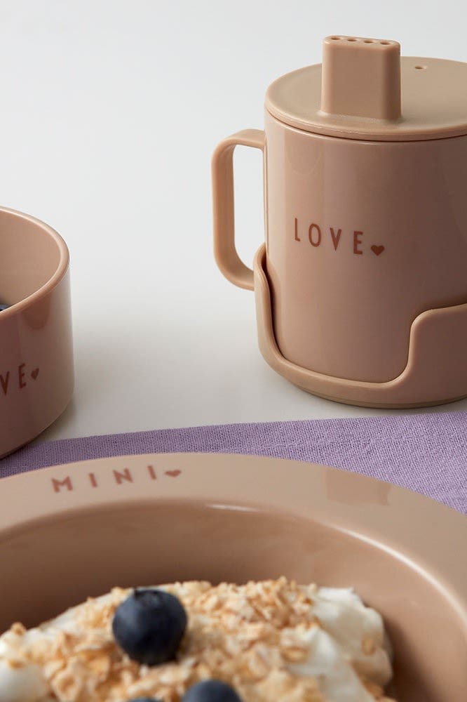 L'ensemble Mini favourite starter de Design Letters se compose d'une assiette, d'un bol, d'un gobelet avec anses et de cuillères. Ils constituent donc un super cadeau pour la baby shower.