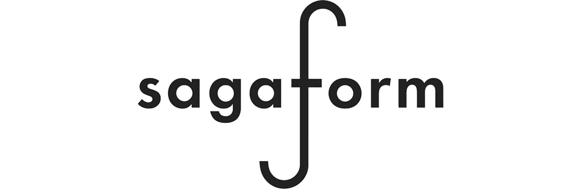 Le mot sagaform en lettres minuscules noires, avec un 'f' stylisé qui s'étend au-dessus et en dessous de la ligne de base.