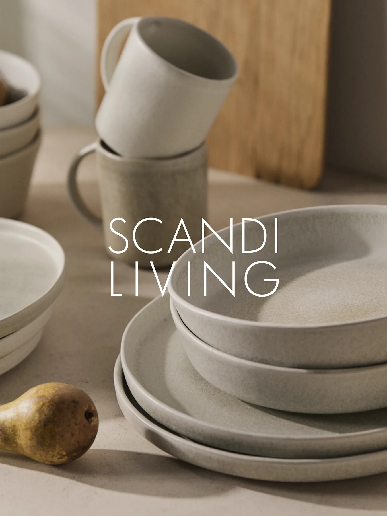Vaisselle en céramique beige empilée, tasses et une poire avec le texte "SCANDI LIVING".