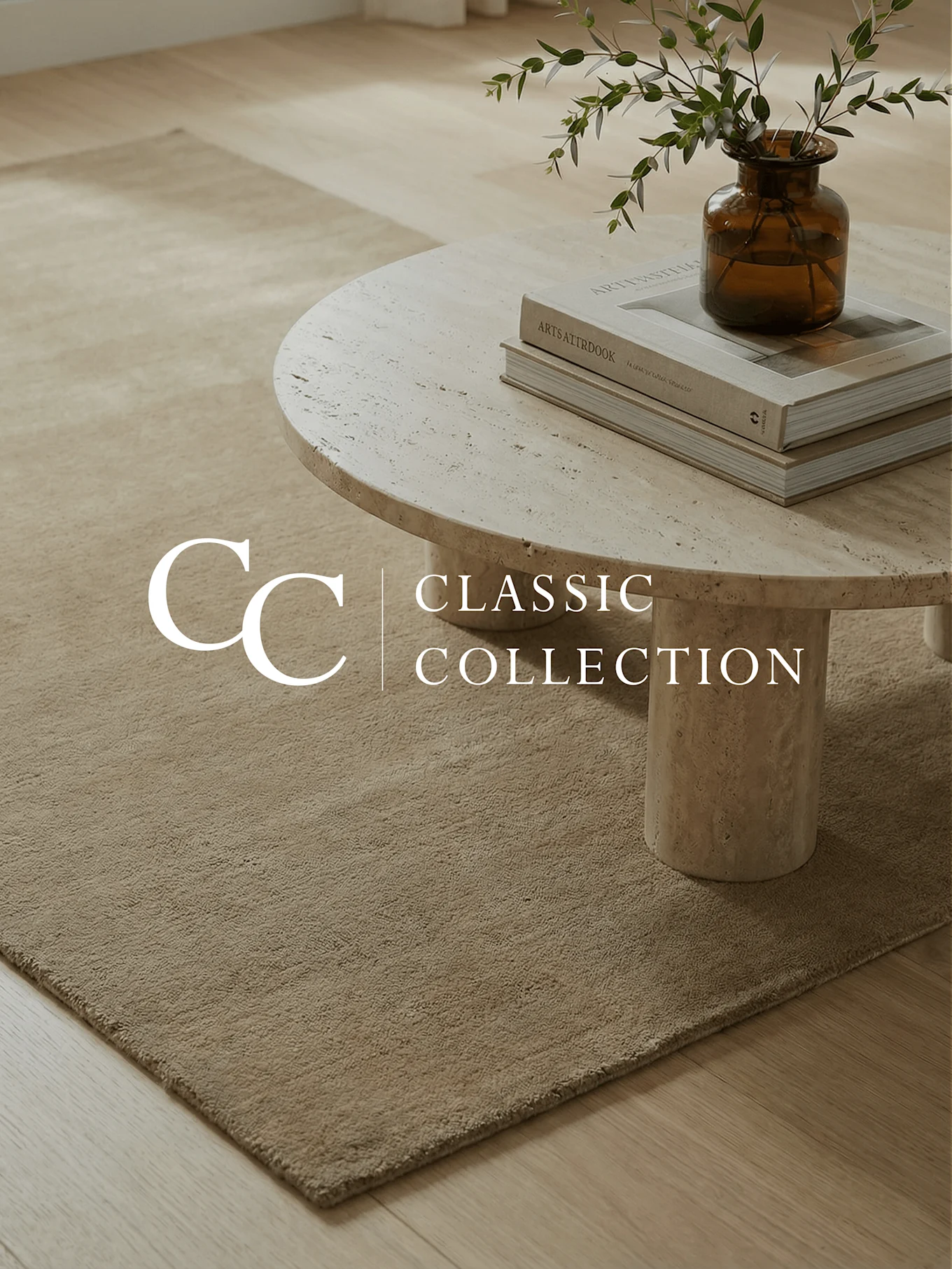 Tapis marron clair sur parquet, table basse en travertin avec livres et vase de branches vertes. Texte : 'CC CLASSIC COLLECTION'.