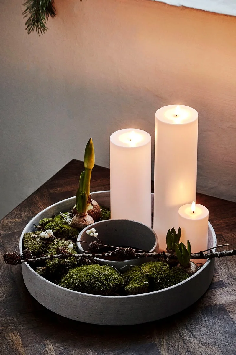 Un bougeoir de l'Avent polyvalent, rond et rempli de verdure. 