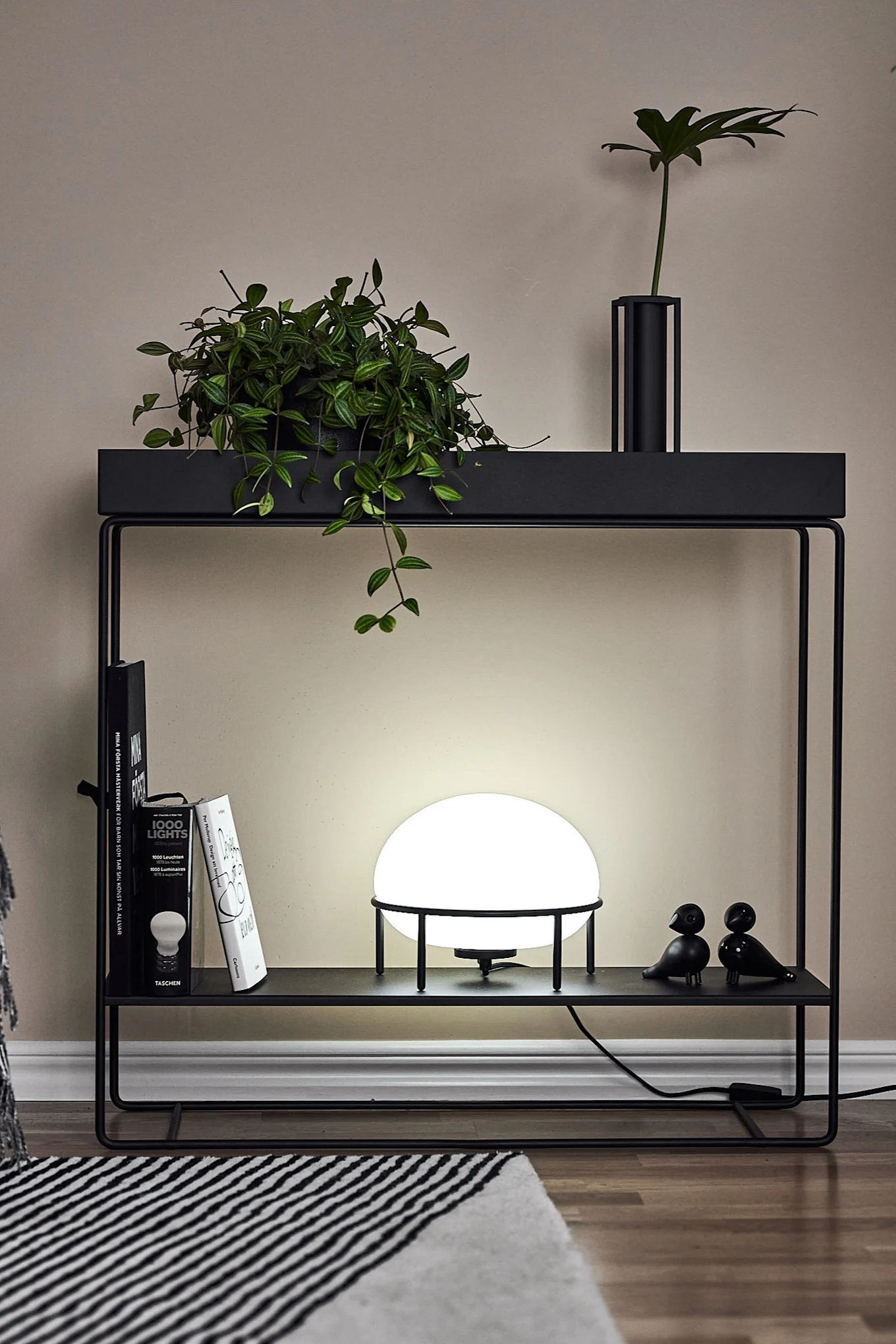 Boho et autres styles d'aménagement : ici, vous voyez la Plant Box noire décorée avec une plante et un luminaire pour donner une touche industrielle.