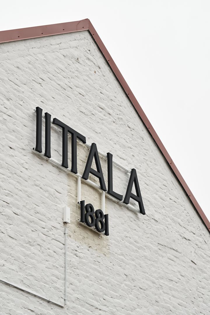 L’extérieur des verreries Iittala en Finlande.