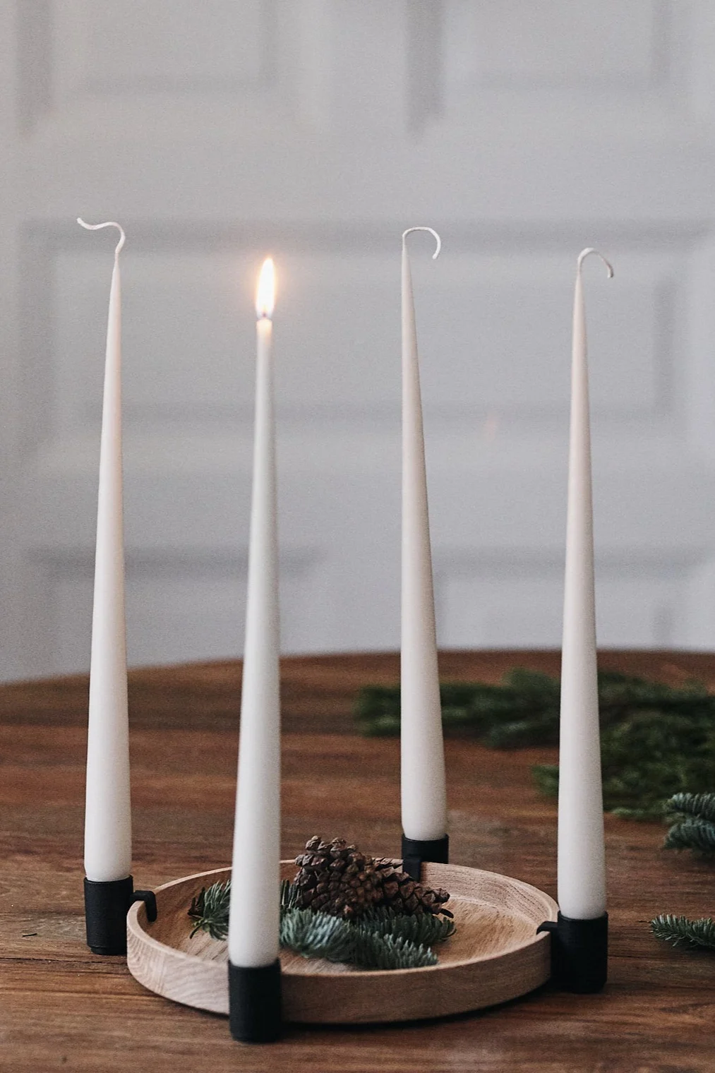 Décorer avec une décoration de Noël scandinave traditionnelle – Le porte-bougie Luna d’Applicata est parfait comme couronne de l’Avent minimaliste. Les supports sont réglables, vous permettant de disposer les bougies selon vos préférences.