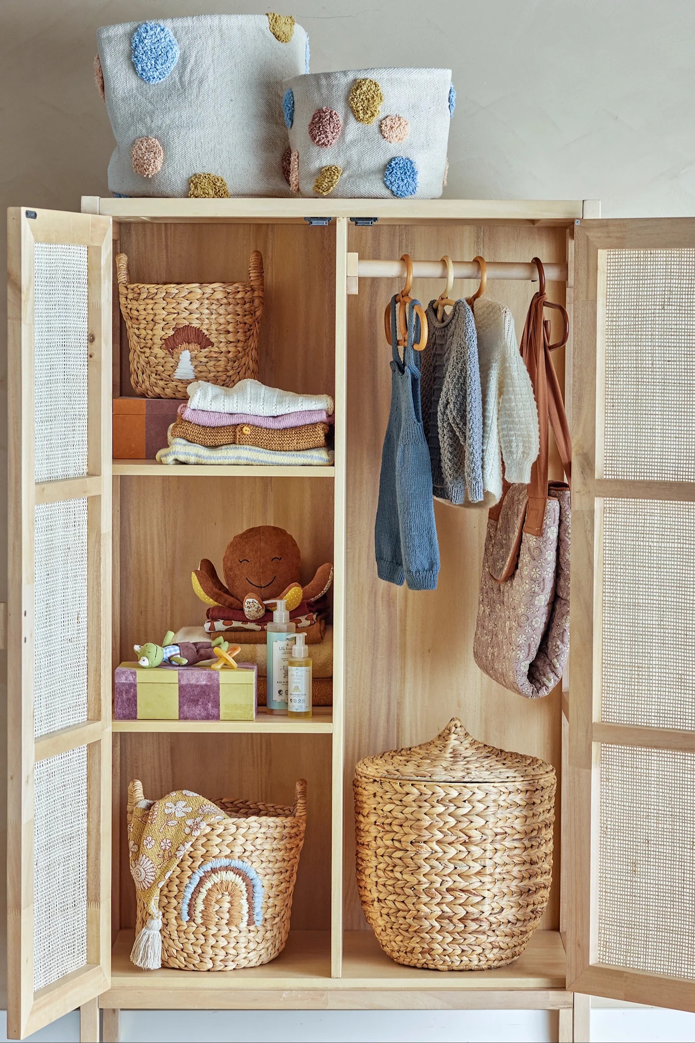 Les paniers de rangement Agnes de Bloomingville avec anses sont parfaits comme paniers pour le linge ou les jouets et facilitent ainsi le quotidien des nouveaux parents, ce qui en fait un cadeau parfait pour la baby shower.