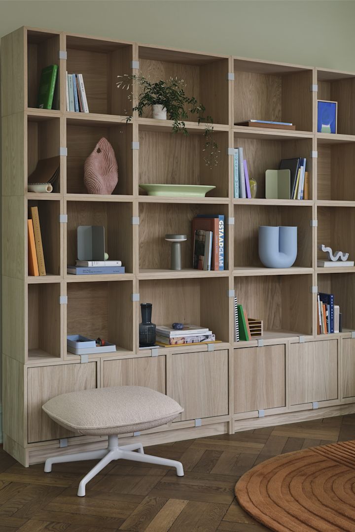 Tendances de la décoration d'intérieur pour l'automne 2025 : Avec le système d'étagères empilées de Muuto, vous pouvez organiser votre bibliothèque comme bon vous semble.