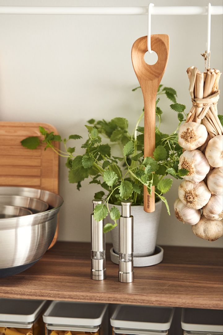 Organisez votre intérieur en exposant ce que vous utilisez le plus, comme ici, où les salières et poivrières Brabantia sont exposées à côté d'autres ustensiles de cuisine sur une étagère ouverte.