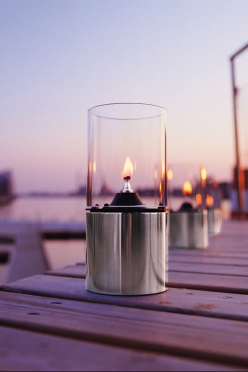 Placez des lanternes et des photophores d'ext�érieur sur votre balcon, votre terrasse ou dans votre jardin, par exemple l'élégante lampe à huile de Stelton.