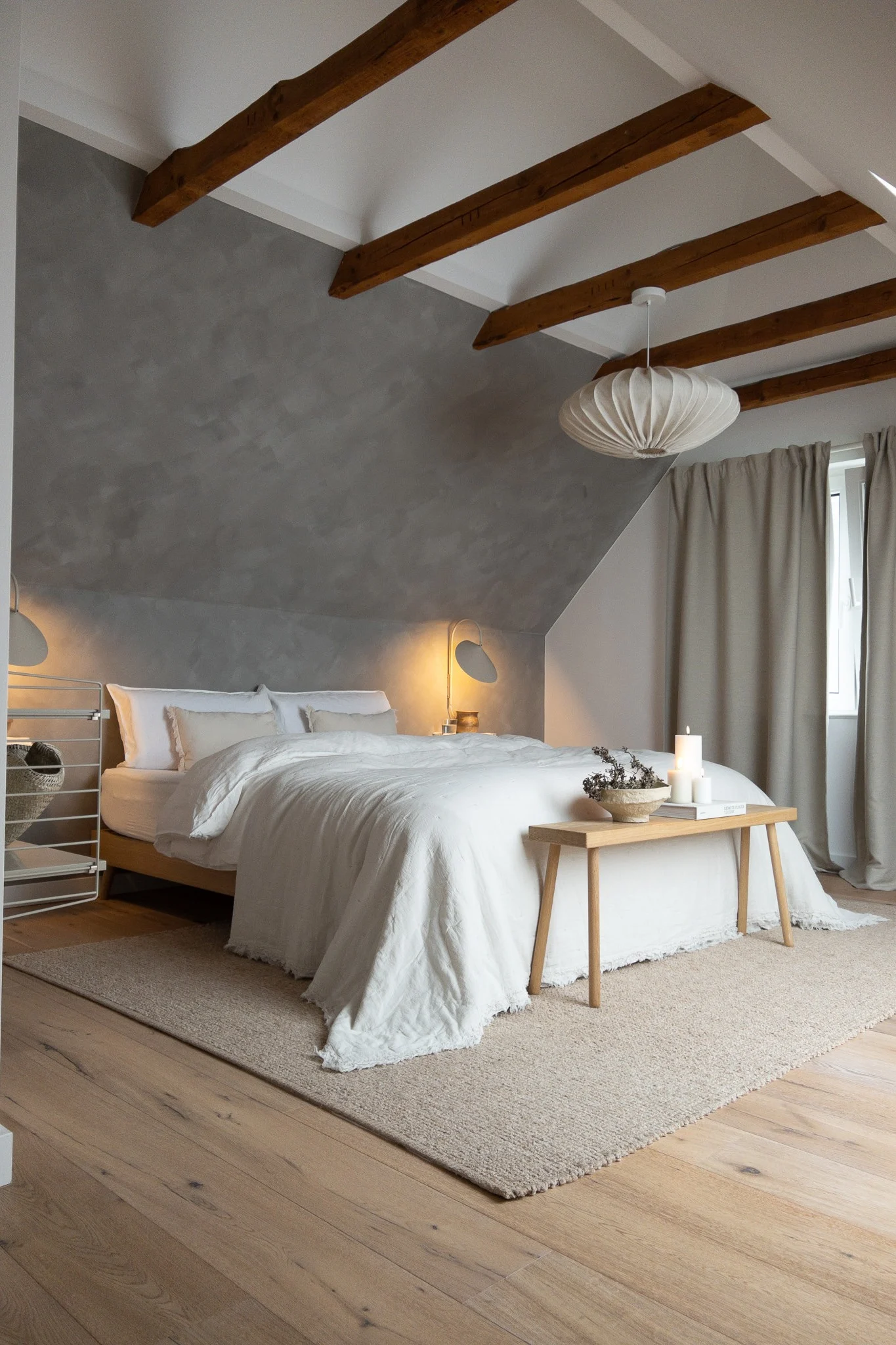 Boho et autres styles d'aménagement : vous voyez ici la chambre à coucher de style scandinave aménagée dans des couleurs claires de l'influenceuse allemande @haus_tannenkamp.
