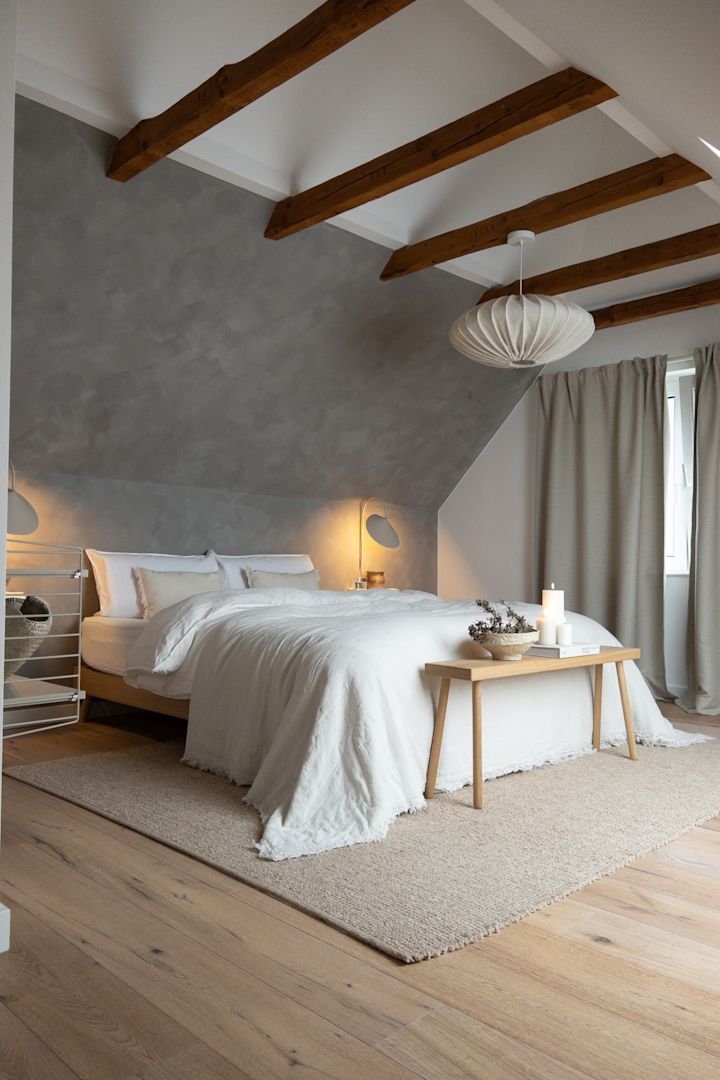 Boho et autres styles d'aménagement : vous voyez ici la chambre à coucher de style scandinave aménagée dans des couleurs claires de l'influenceuse allemande @haus_tannenkamp.