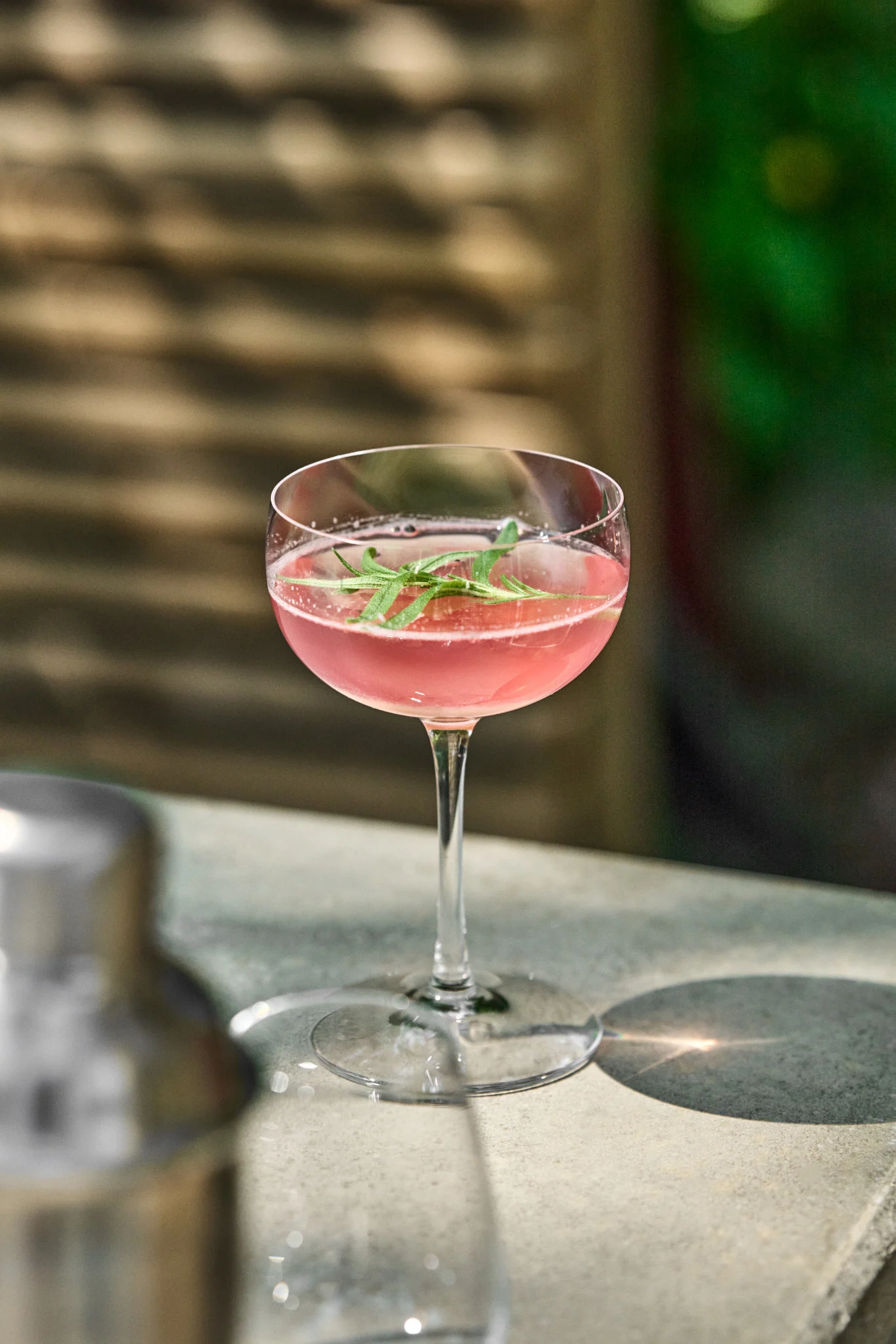Découvrez des recettes simples de cocktails d'été, comme le mocktail à la rhubarbe présenté ici dans un verre à cocktail Orrefors.
