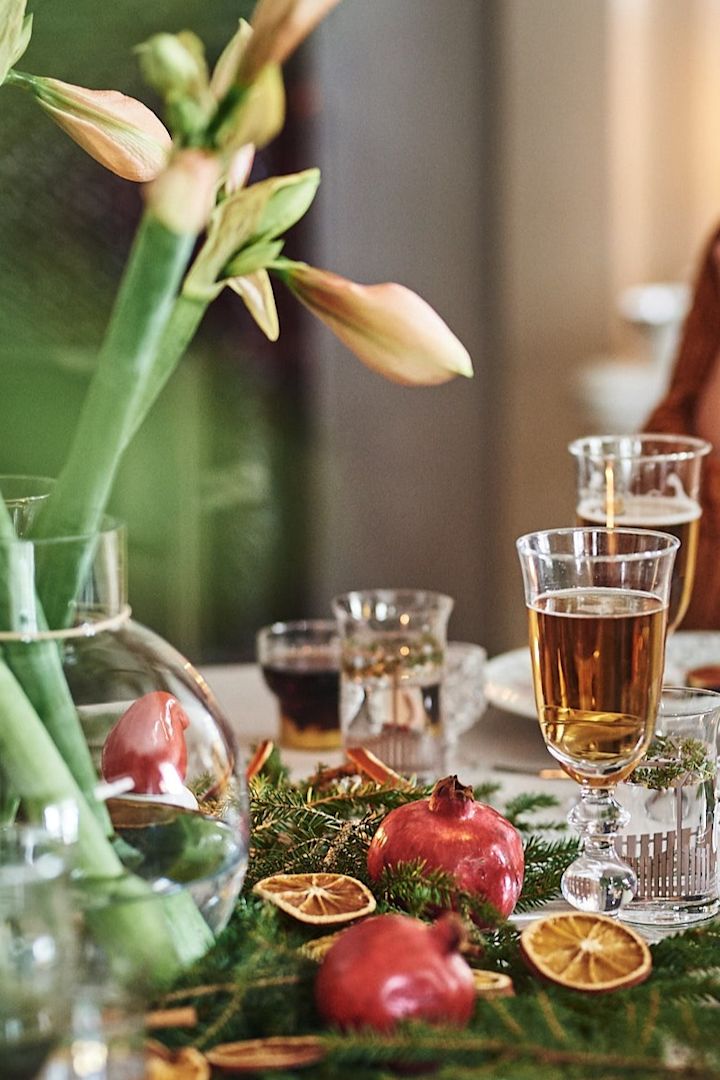 Voici l'une de nos 5 décorations de table de Noël : Une table dressée comme un conte de fées avec la vaisselle Swedish Grace de Rörstrand.