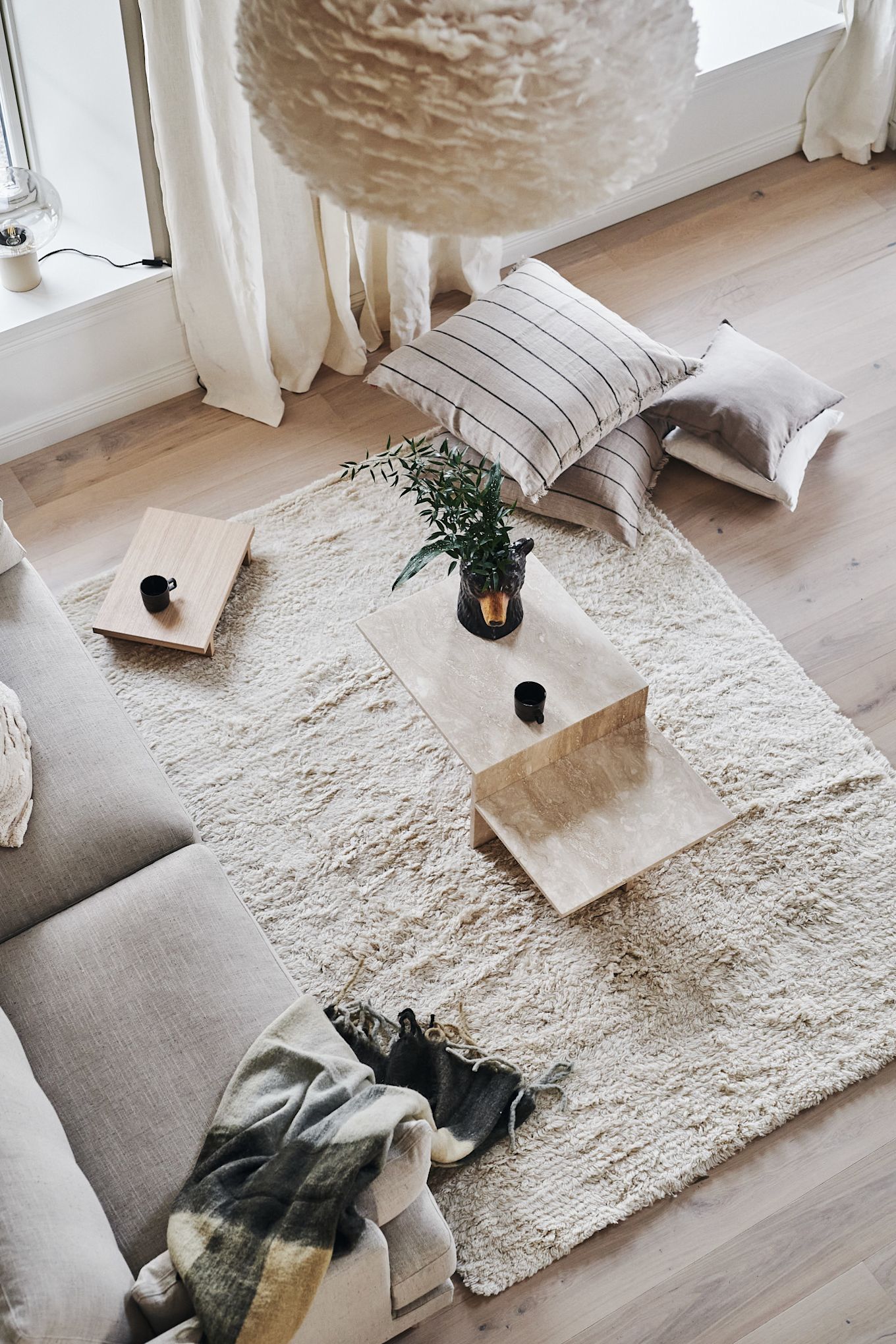 Placez le tapis blanc et douillet Cozy de Scandi Living dans votre salon.