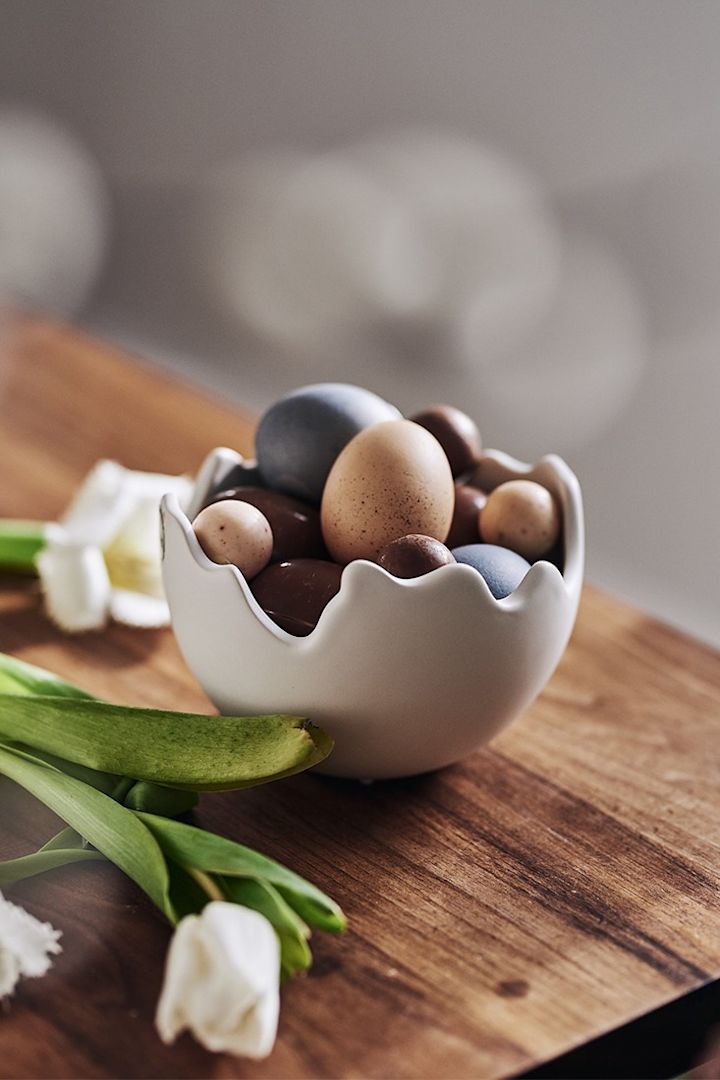 Colorez vos œufs de Pâques de manière naturelle et présentez-les avec des œufs en chocolat dans la coquille d'œuf Happy Easter de DBKD.