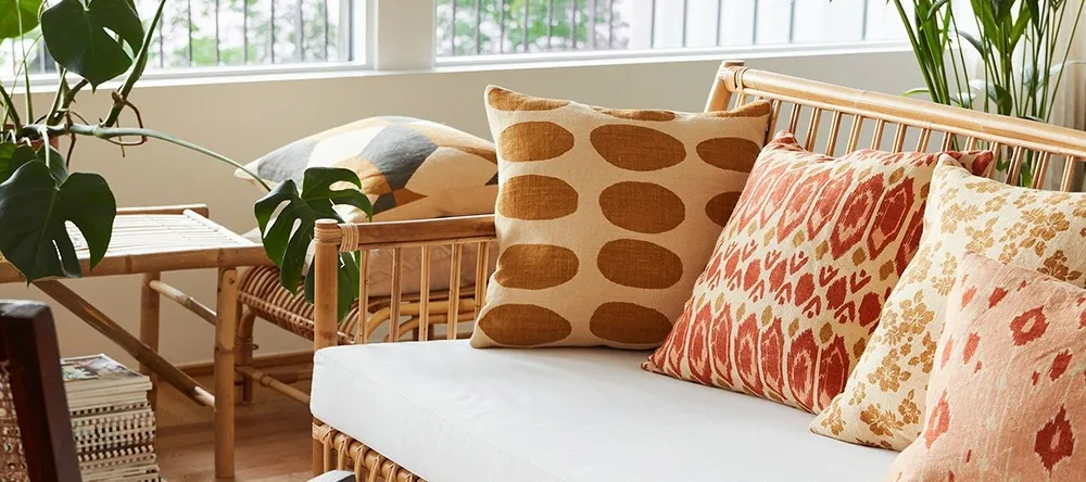 Décoration bohème : coussins Chhatwal&Jonsson sur un canapé.