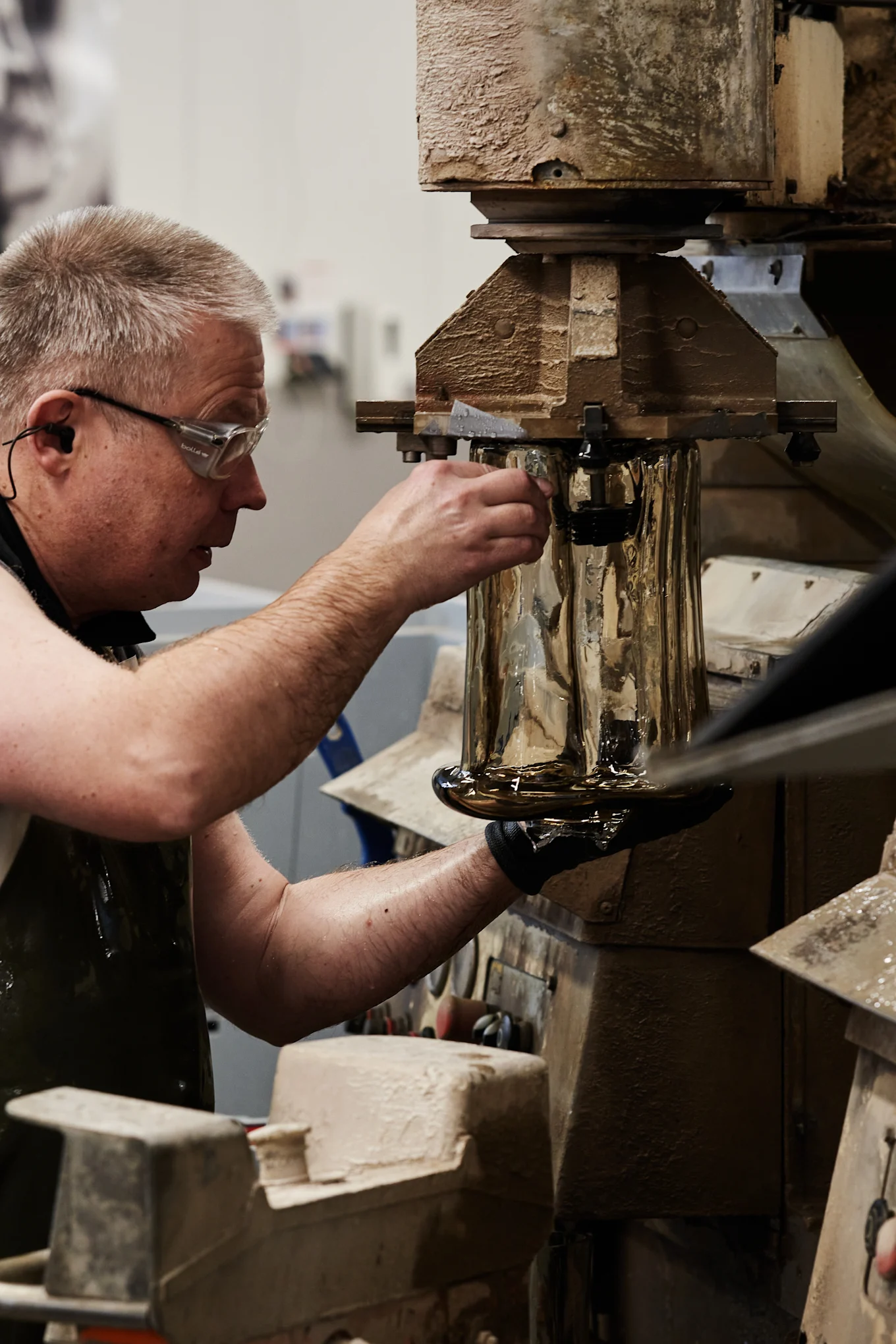 La production d'un vase d'Alvar Aalto dans la verrerie d'Iittala en Finlande.
