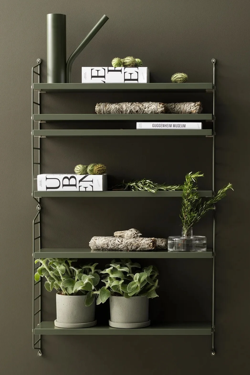 Image représentant le String Pocket de couleur vert sauge dans une cuisine avec des ustensiles et des herbes fraîches.