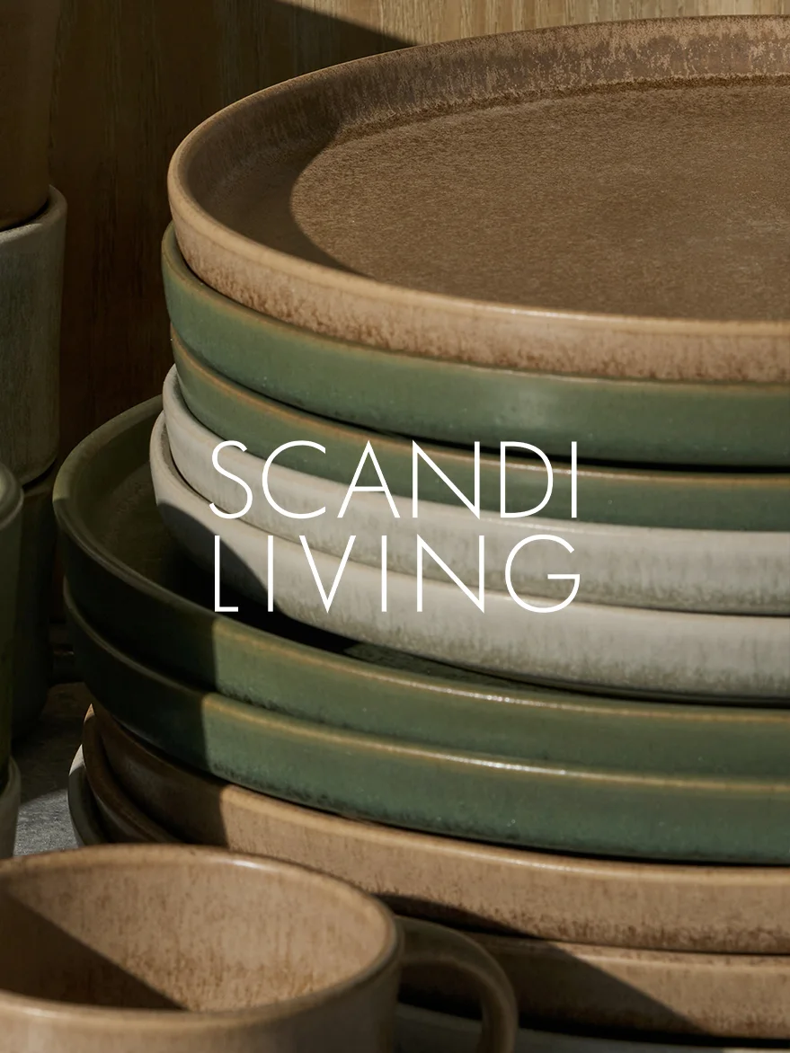 Assiettes en céramique empilées aux tons terreux avec une tasse, texte 'SCANDI LIVING'.