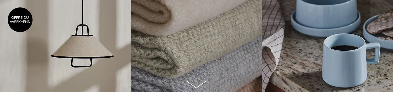 Un collage d'articles pour la maison : une lampe suspension beige et noire avec une étiquette "OFFRE DU WEEK-END", une pile de trois plaids doux (beige, vert sauge, bleu-gris) et une tasse de café bleue, un bol et des craquelins sur un comptoir.