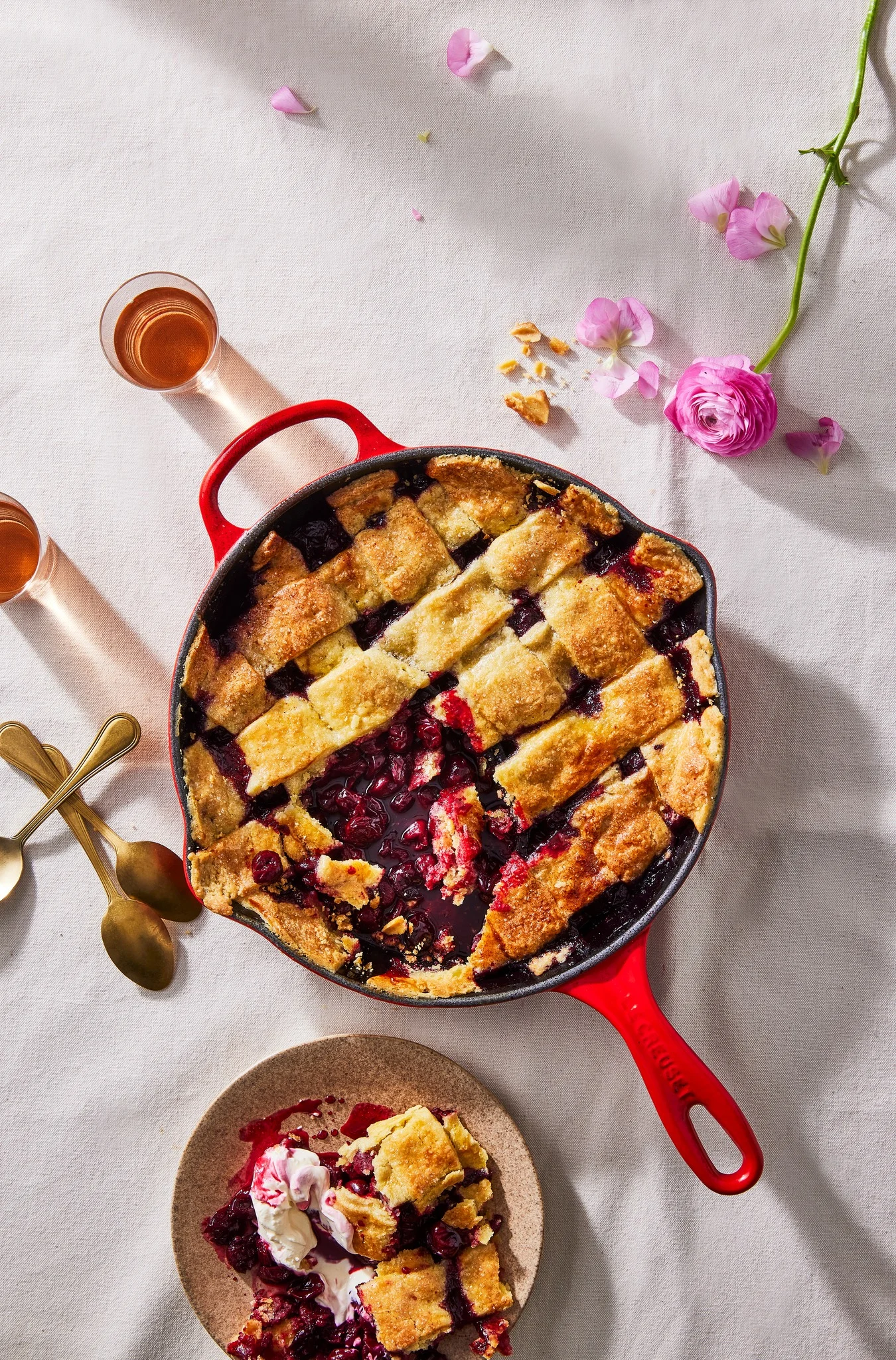Une tarte aux cerises a été préparée dans la poêle à frire rouge du Creuset.