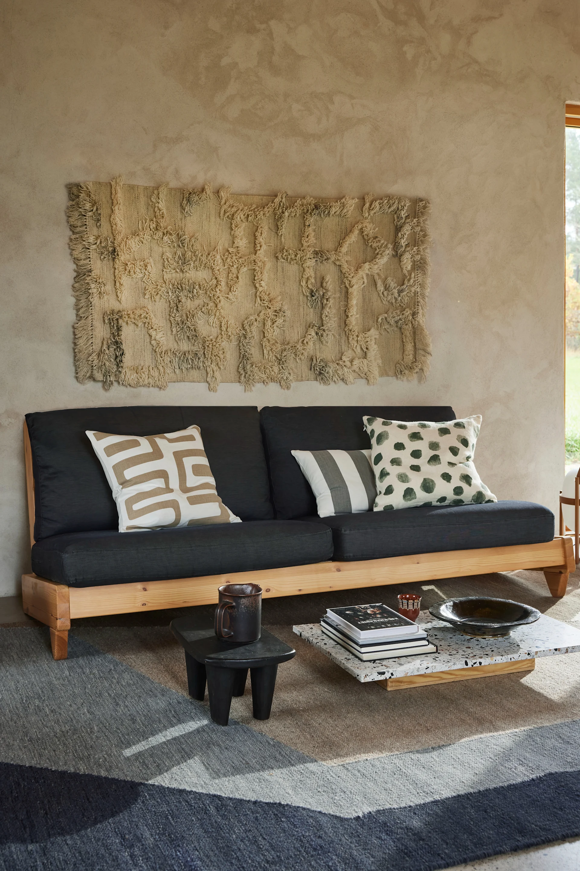 Décorez votre mur avec le tapis Rio de la collection Classic. Le tapis s'étend devant le canapé du salon.