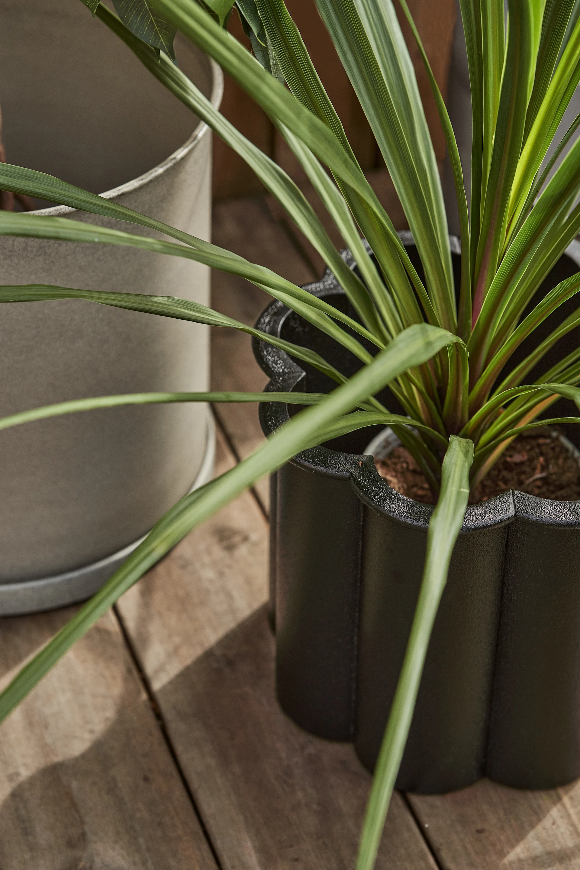 Des pots d'extérieur élégants signés Byarums Bruk et DBKD.